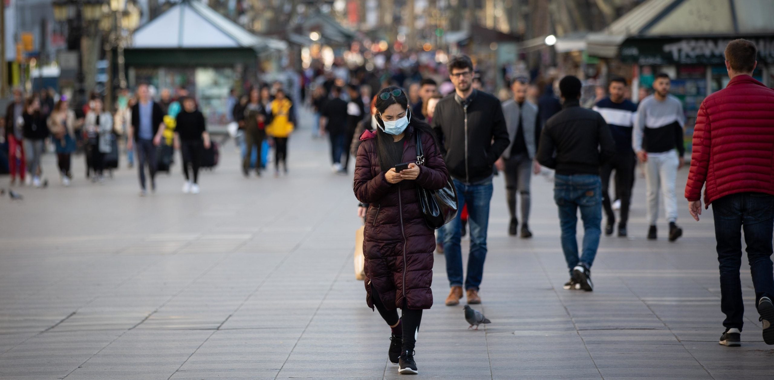 Imatge d'arxiu de gent passejant a la Rambla, l'any passat / Europa Press (David Zorrakino)