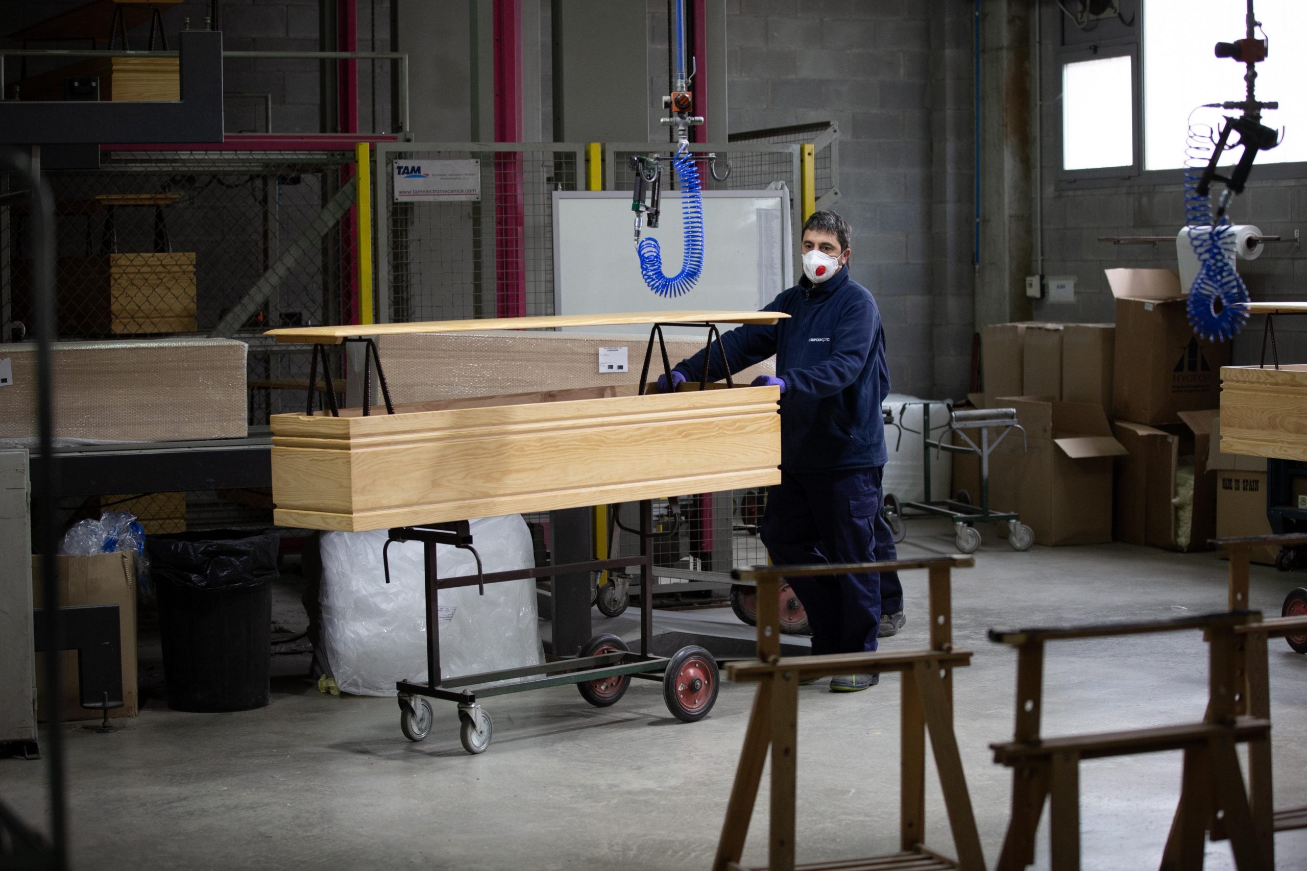 Fabricació de taüts a l'empresa Eurocoffin de Mèmora - Serveis Funeraris de Barcelona / David Zorrakino - Europa Press