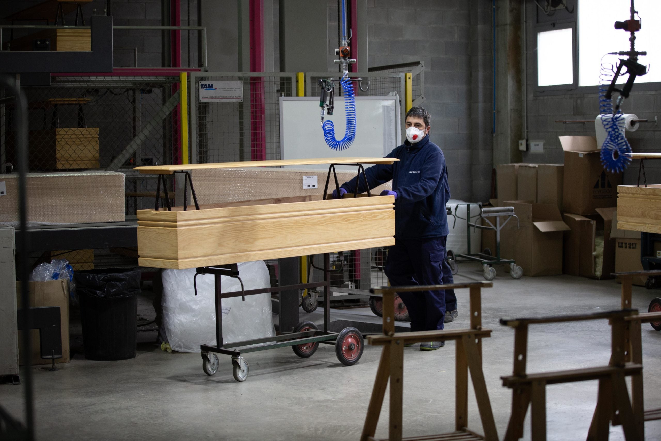 Fabricació de taüts a l'empresa Eurocoffin de Mèmora - Serveis Funeraris de Barcelona / David Zorrakino - Europa Press Fabricació de taüts a l'empresa Eurocoffin de Mèmora - Serveis Funeraris de Barcelona / David Zorrakino - Europa Press