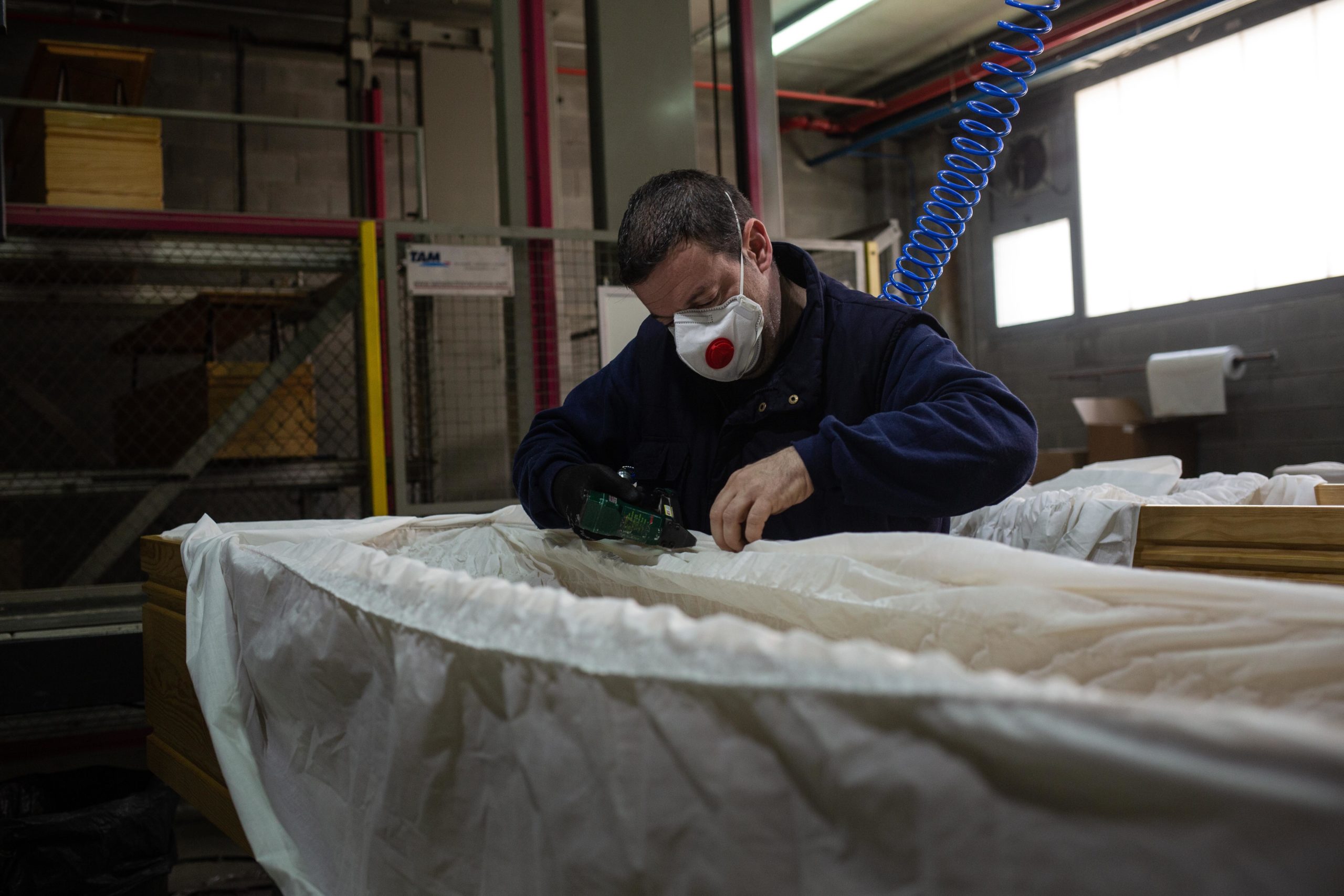 Fabricació de taüts a l'empresa Eurocoffin de Mèmora - Serveis Funeraris de Barcelona / David Zorrakino - Europa Press Fabricació de taüts a l'empresa Eurocoffin de Mèmora - Serveis Funeraris de Barcelona / David Zorrakino - Europa Press