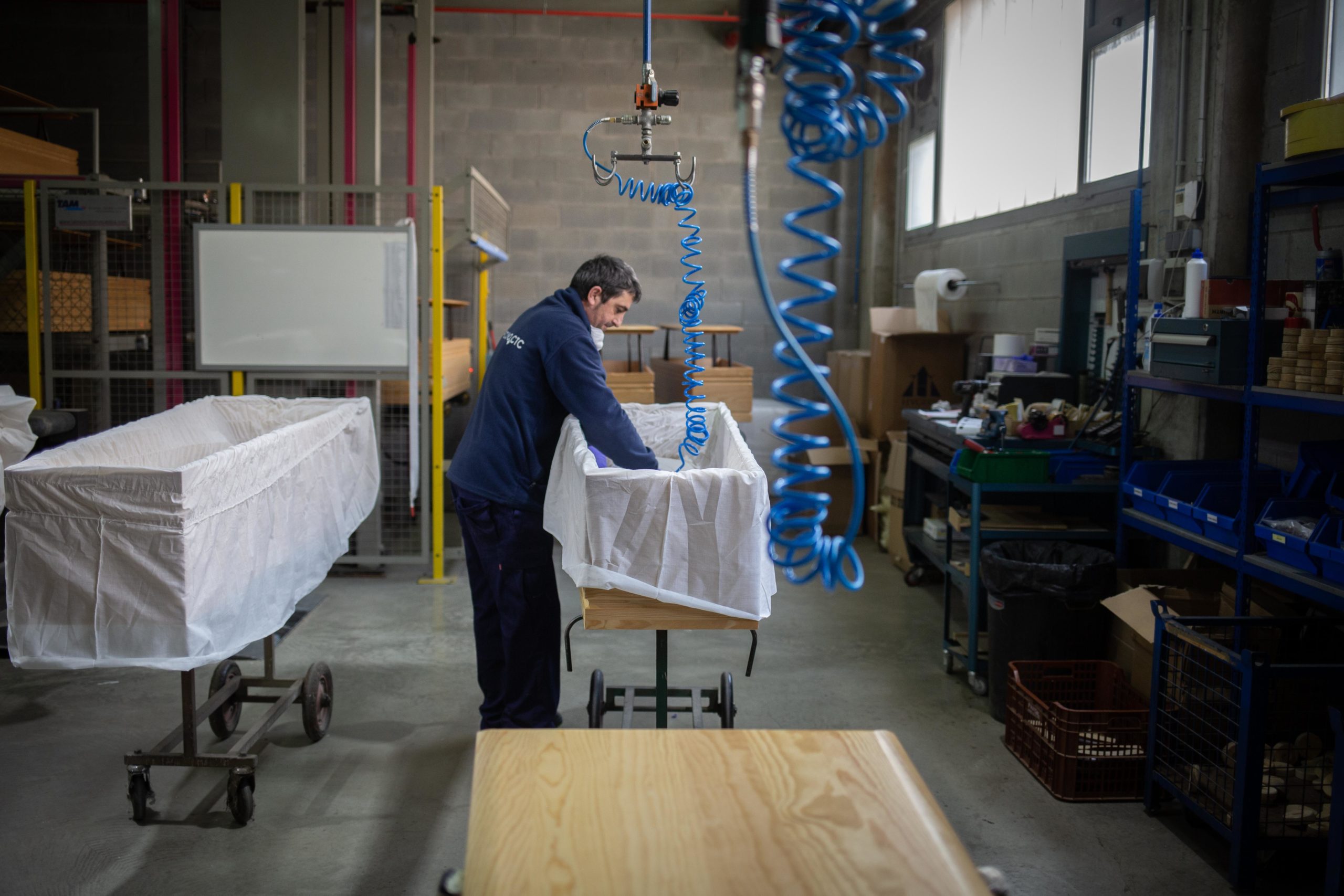 Fabricació de taüts a l'empresa Eurocoffin de Mèmora - Serveis Funeraris de Barcelona / David Zorrakino - Europa Press Fabricació de taüts a l'empresa Eurocoffin de Mèmora - Serveis Funeraris de Barcelona / David Zorrakino - Europa Press