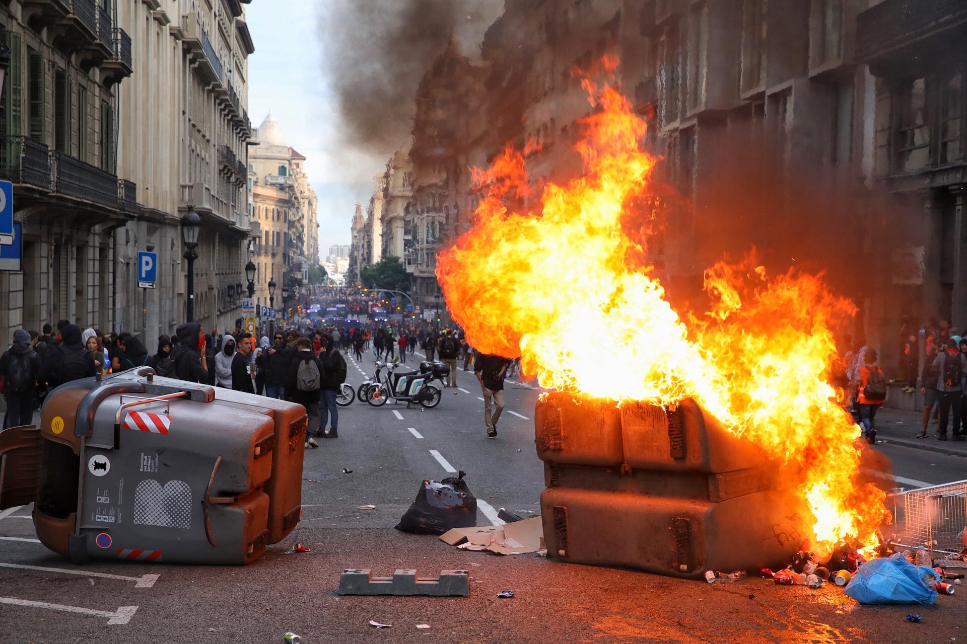 Barricada de contenidors en flames a la Via Laietana, a tocar de la plaça Urquinaona, la tarda del 18-O, dia de vaga general contra la sentència de l'1-O / Jordi Play