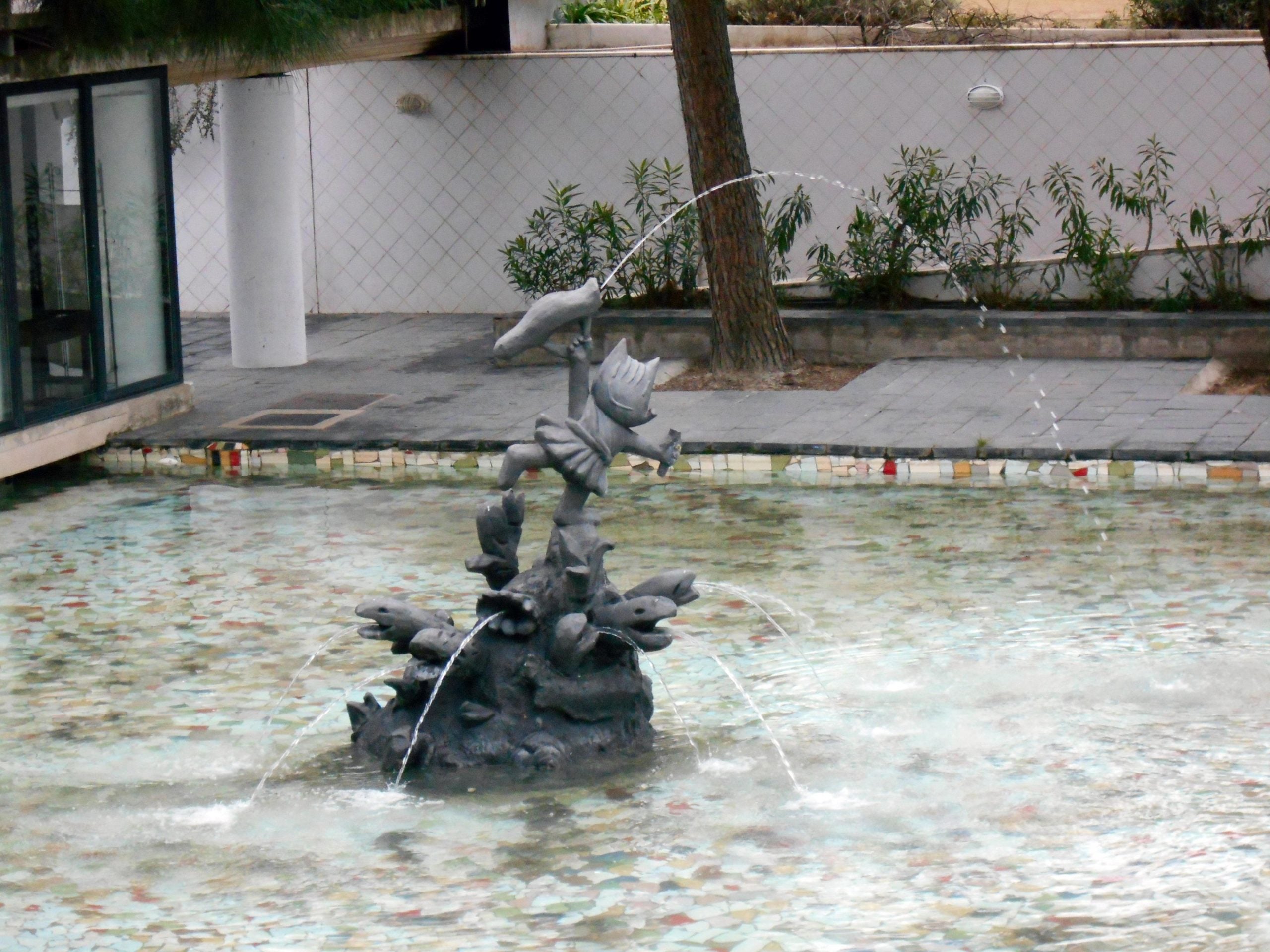 L'escultura del 'Cobi', quan l'estany era ple / Wikimedia - Canaan