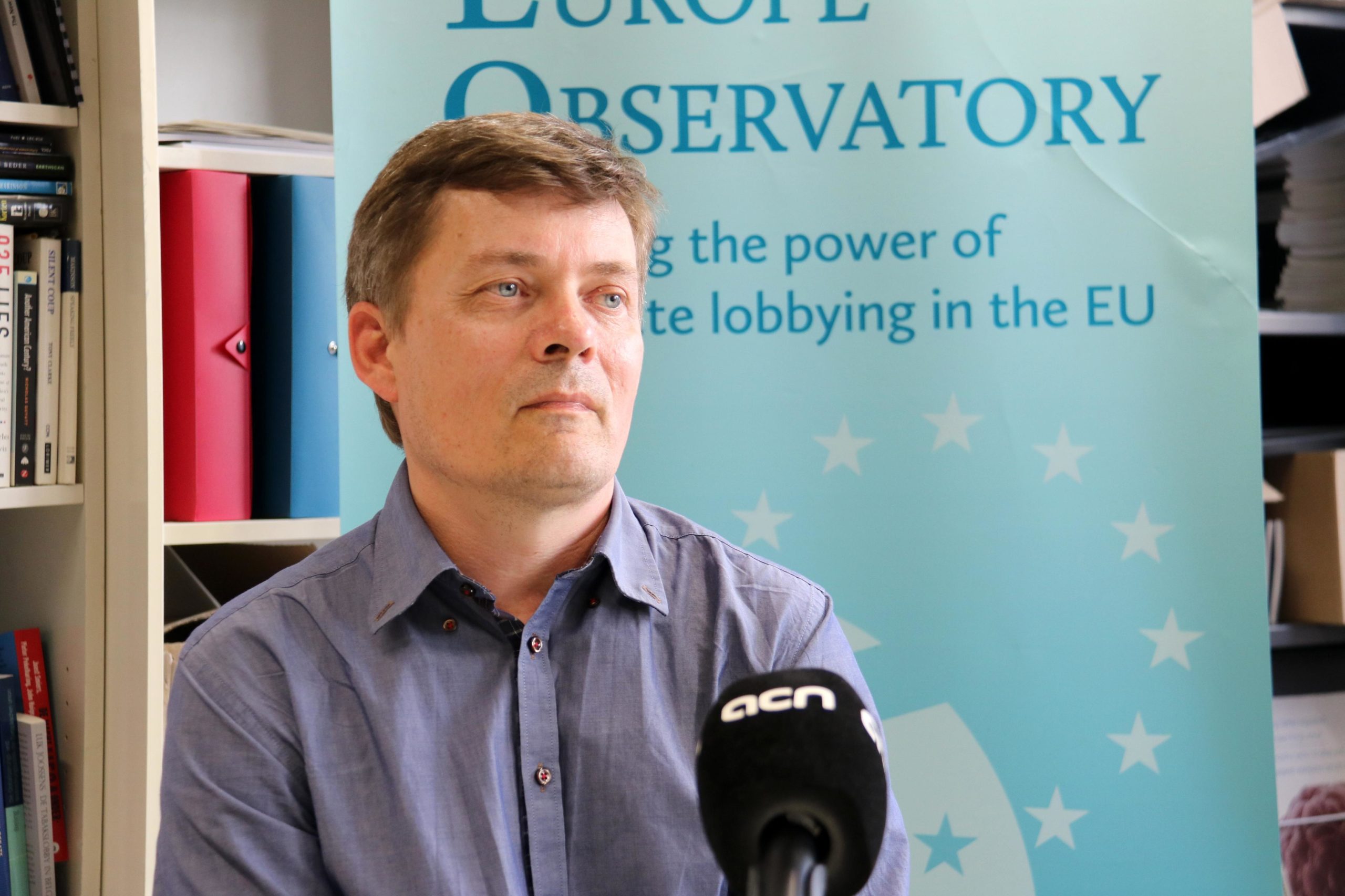 L'investigador Kenneth Haar a les oficines de l'Observatori europeu dels lobbys, a Brussel·les, al maig / ACN