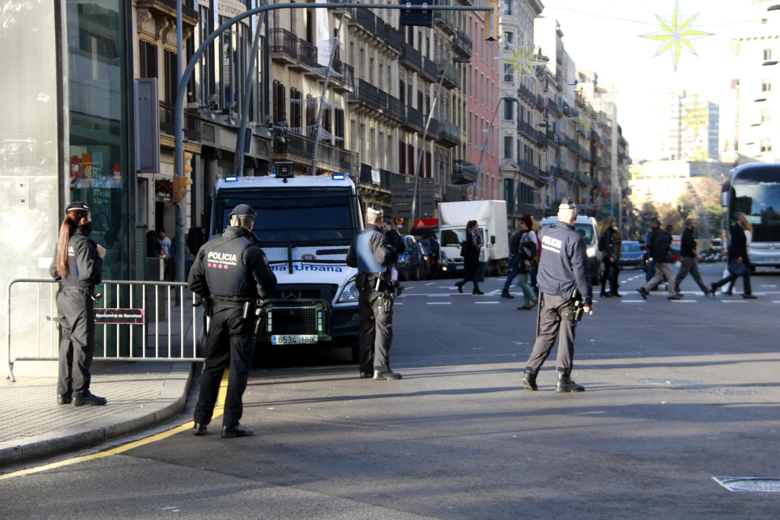 Controls policials al carrer Pelai, aquest dilluns, arran de l'alerta terrorista / ACN