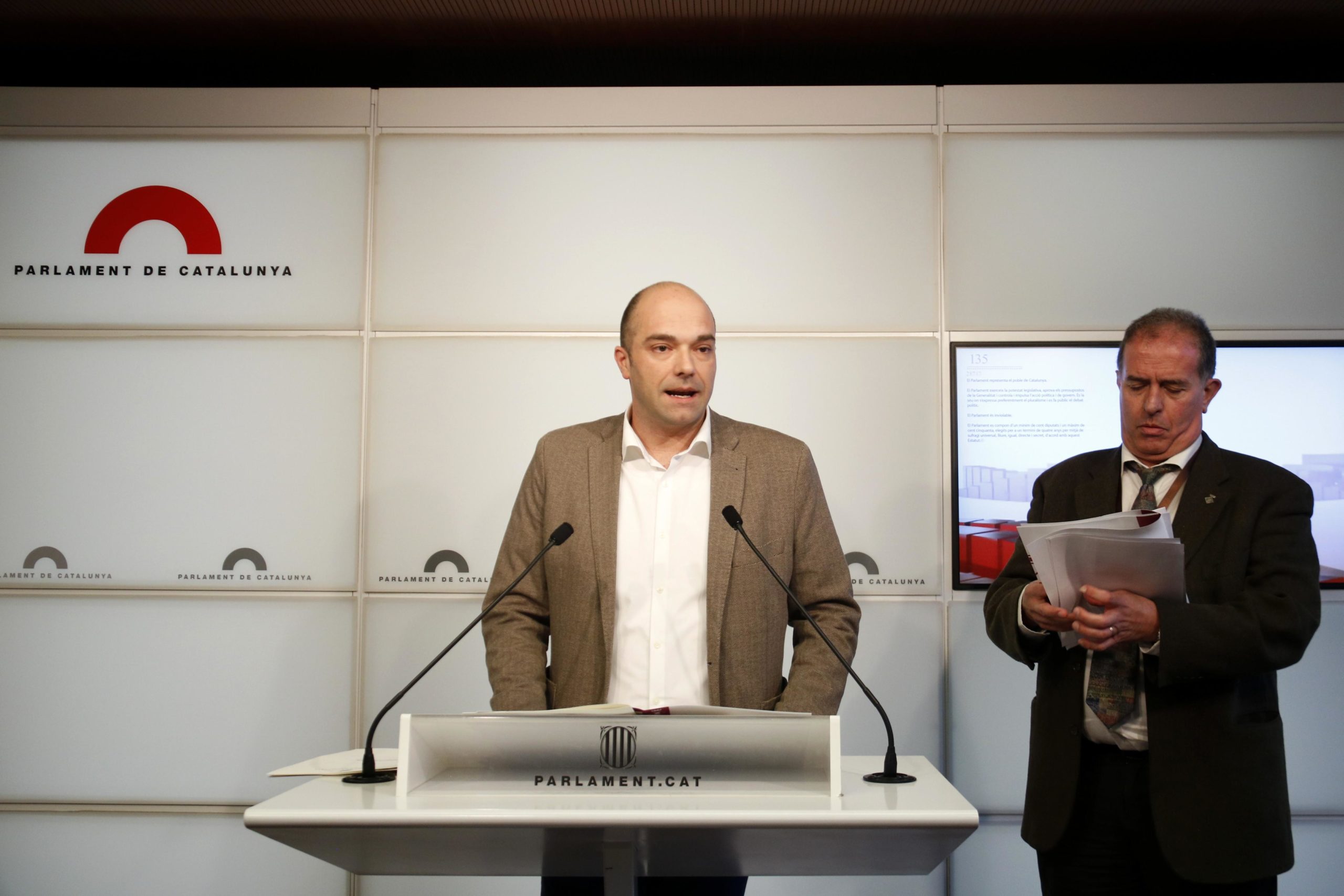El diputat del PSC-Units Raúl Moreno i de l'alcalde de Sant Adrià del Besòs, Joan Callau, en la compareixença sobre la droga a la Mina / ACN (Mariona Puig)