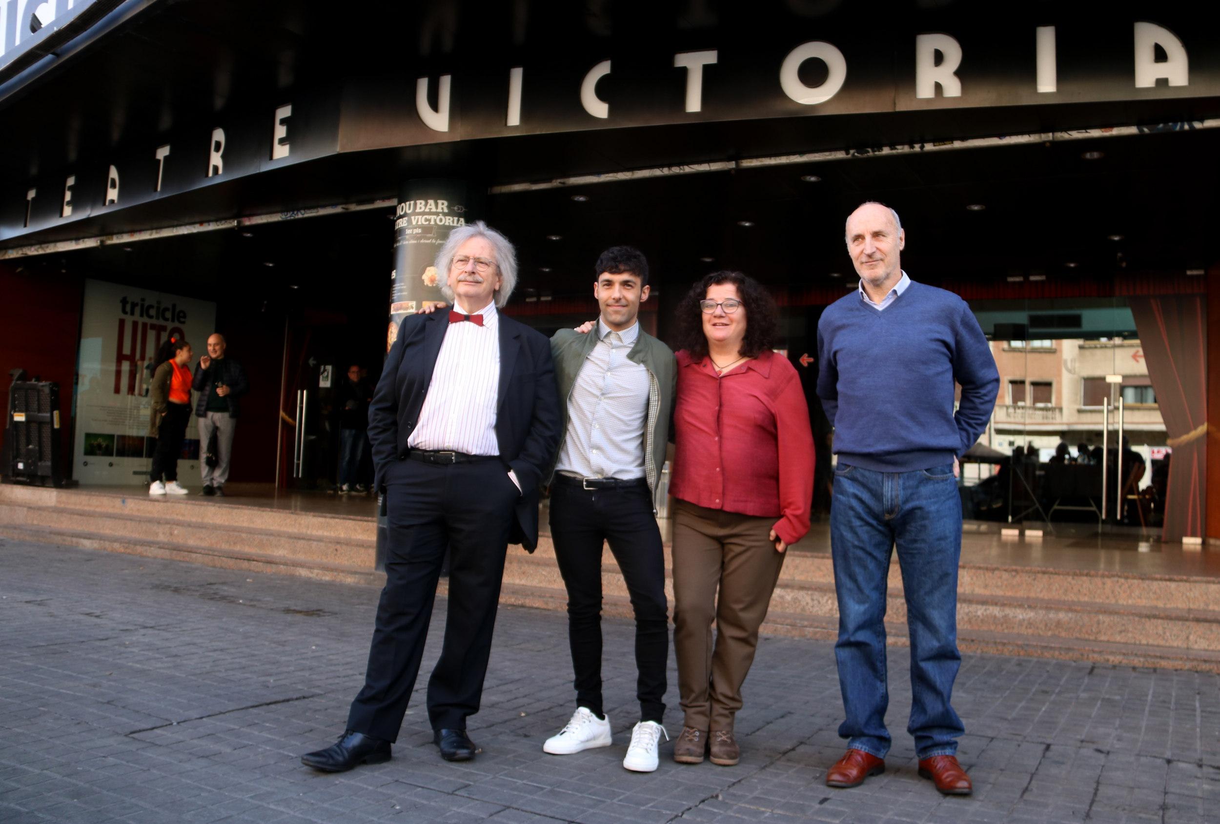 El Mago Pop amb Paco Mir (Tricicle), Antoni Albadalejo (Annexa) i Anna Rosa Cisquella (Dagoll Dagom), davant del Teatre Victòria que comprarà l'il·lusionista. Divendres 1 de març de 2019 / ACN El Mago Pop amb Paco Mir (Tricicle), Antoni Albadalejo (Annexa) i Anna Rosa Cisquella (Dagoll Dagom), davant del Teatre Victòria que comprarà l'il·lusionista. Divendres 1 de març de 2019 / ACN