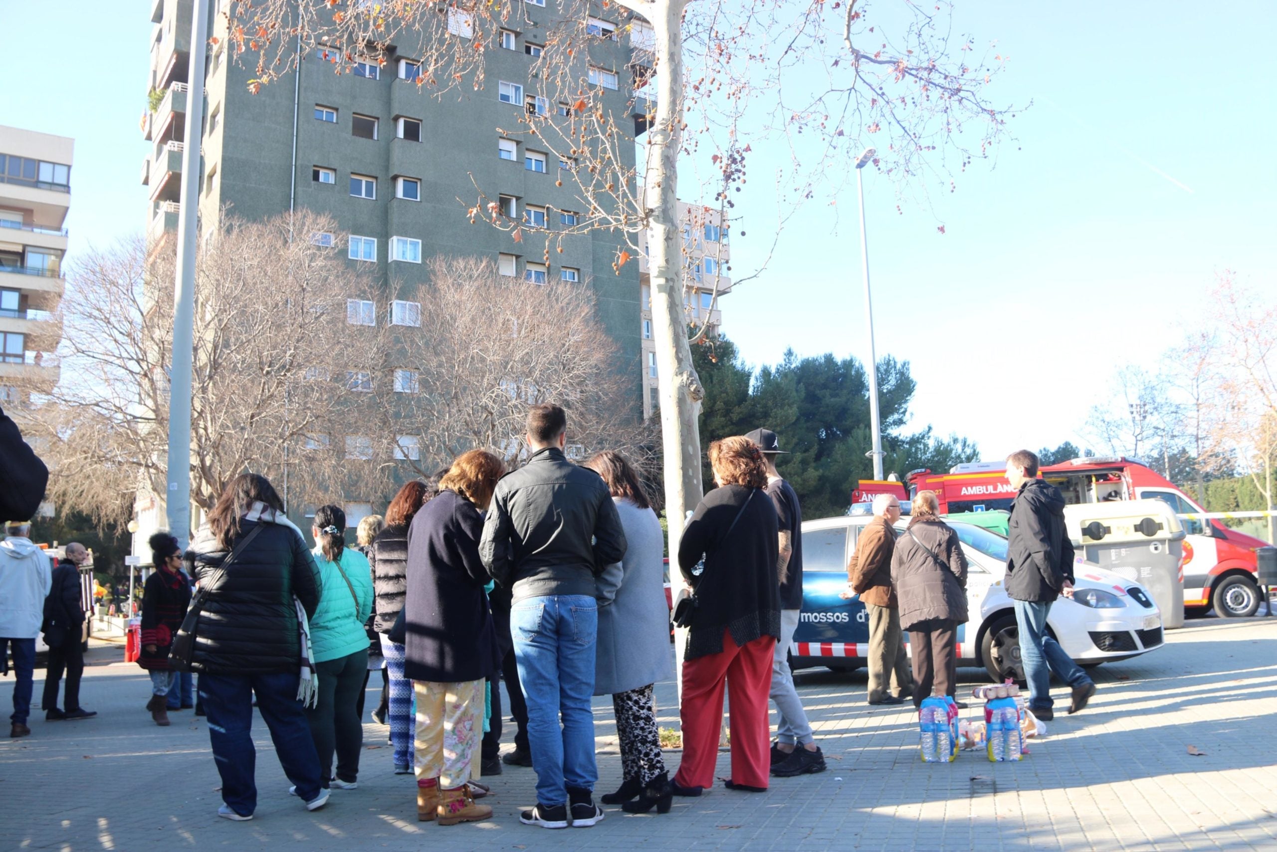 Veïns desallotjats del número 42 de l'avinguda Xile, al districte de les Corts, on s'ha produït un incendi mortal, el 3 de març del 2019 / ACN 