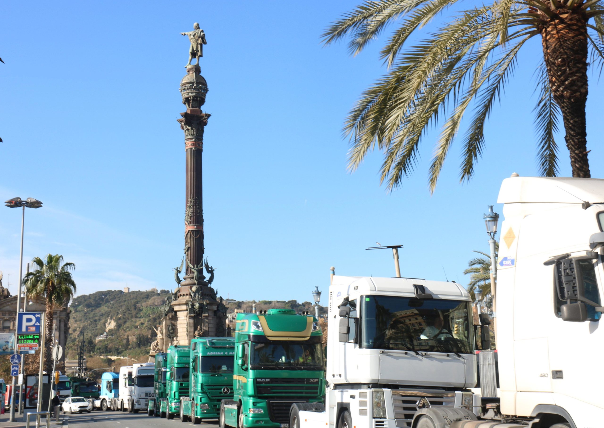Transportistes del Port fent la marxa lenta de protesta pel passeig de Colom / ACN 