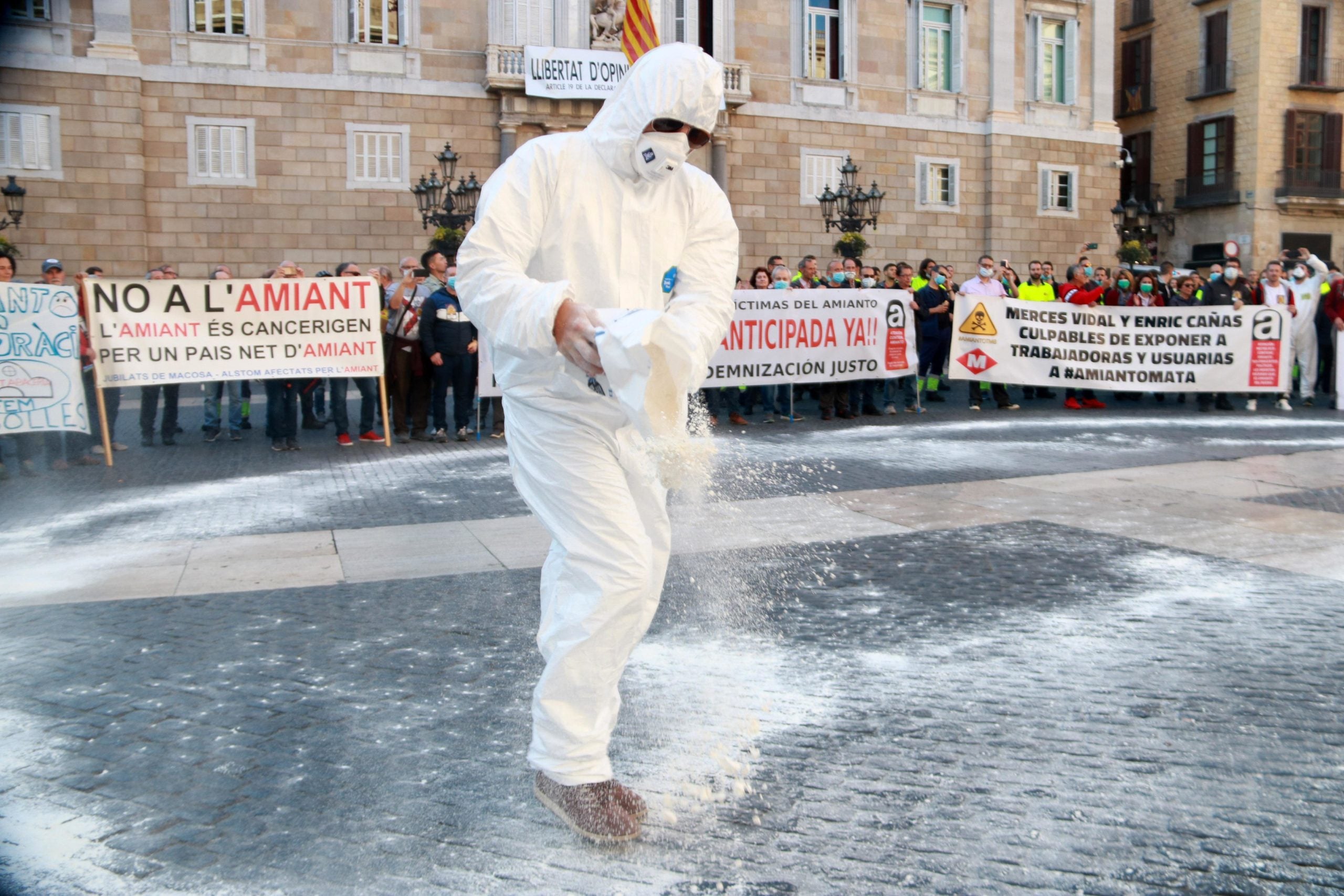 Un manifestant tirant farina al terra de la plaça Sant Jaume durant la protesta de treballadors del metro / ACN - Sílvia Junyent