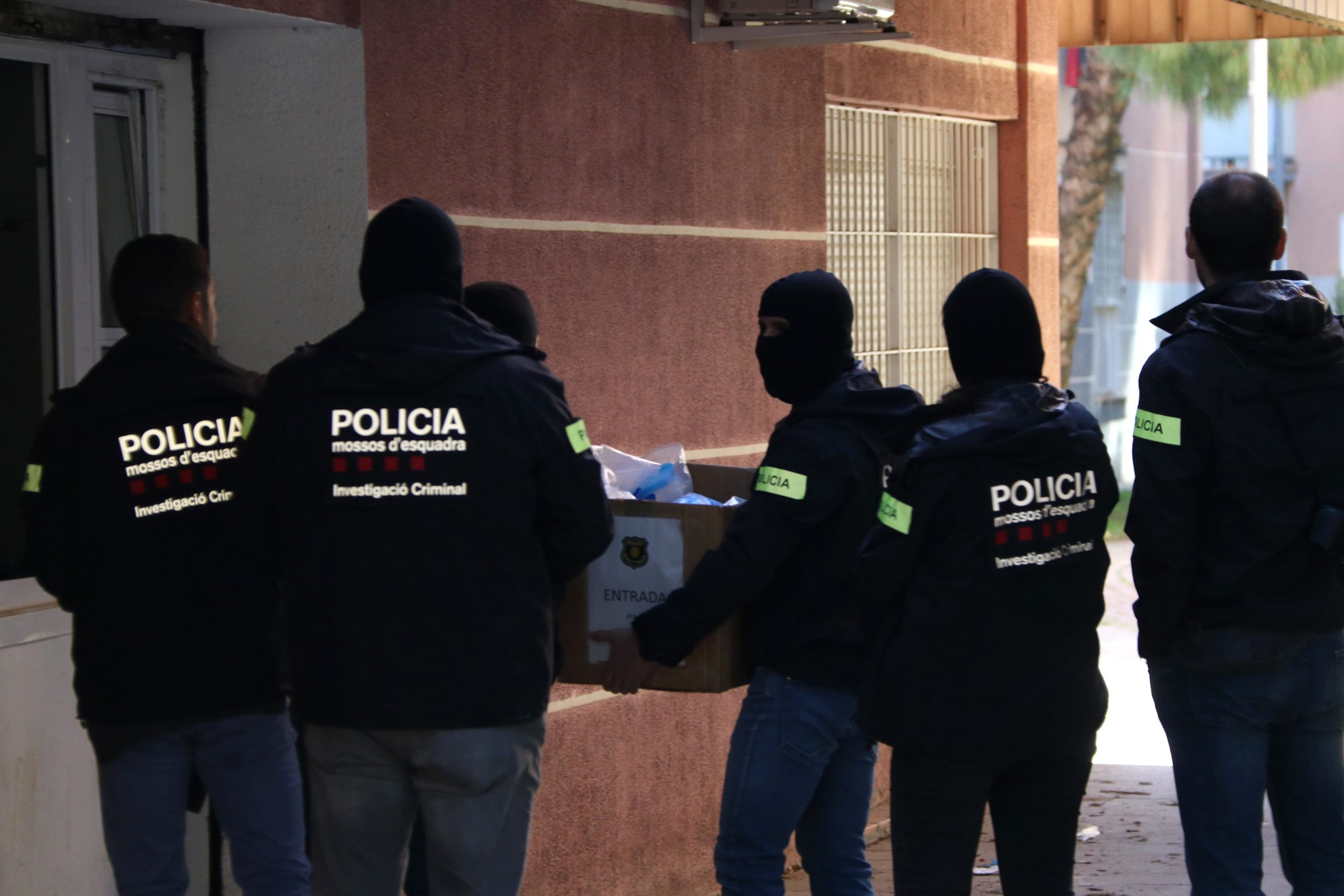 Agents dels Mossos durant un dels escorcolls contra el grup de lladres. 14-5-2019 | ACN Agents dels Mossos durant un dels escorcolls contra el grup de lladres. 14-5-2019 | ACN