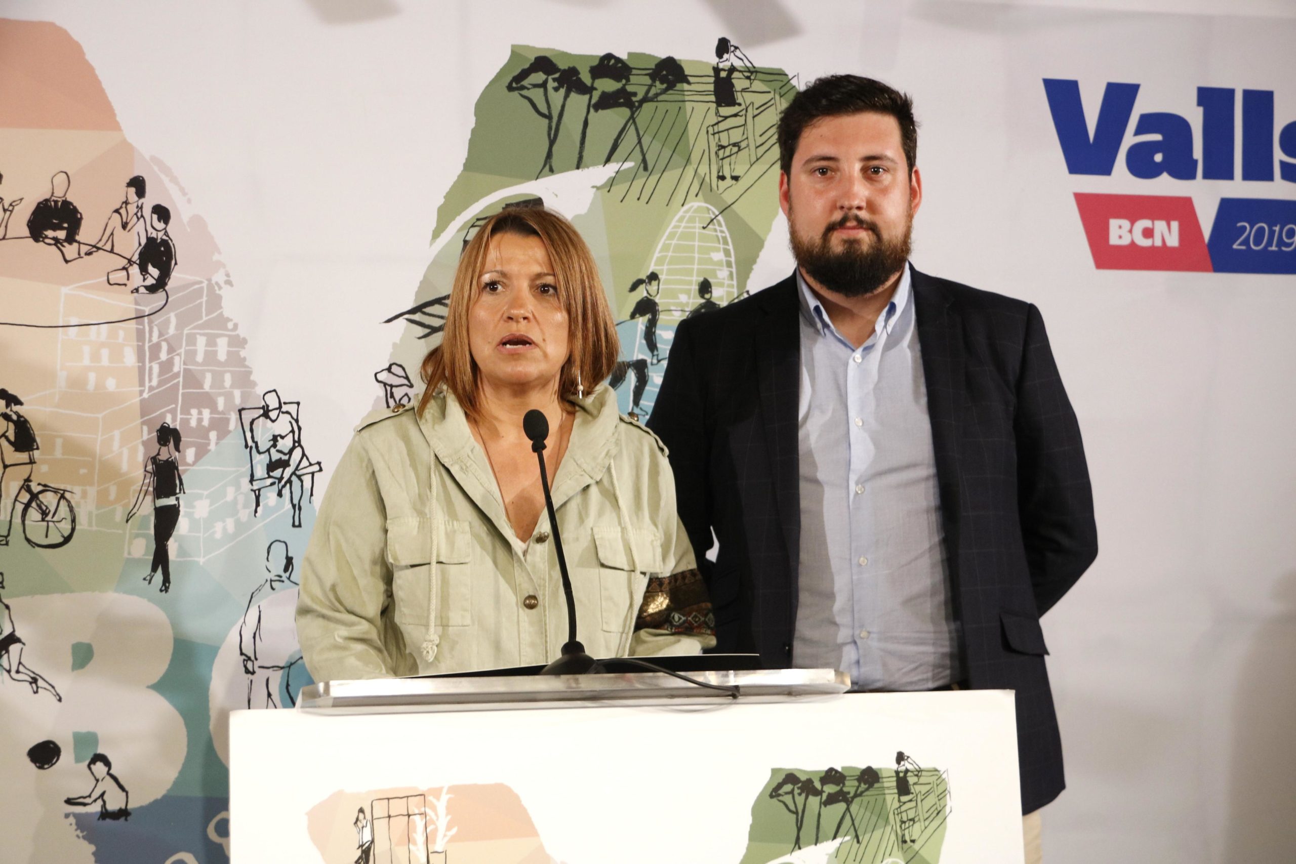 La número 4 de Valls, Eva Parera, juntament amb el número 9, Fernando Carrera. / ACN (Gerard Artigas)