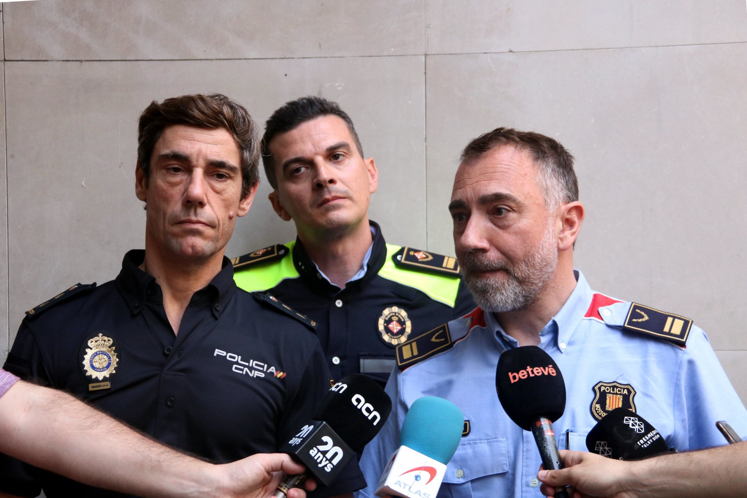 D'esquerra a dreta, el comissari de la Policia Nacional Emilio de la Calle, l'intendent Benito Granados de la Guàrdia Urbana i l'intendent Antoni Sánchez dels Mossos d'Esquadra / ACN