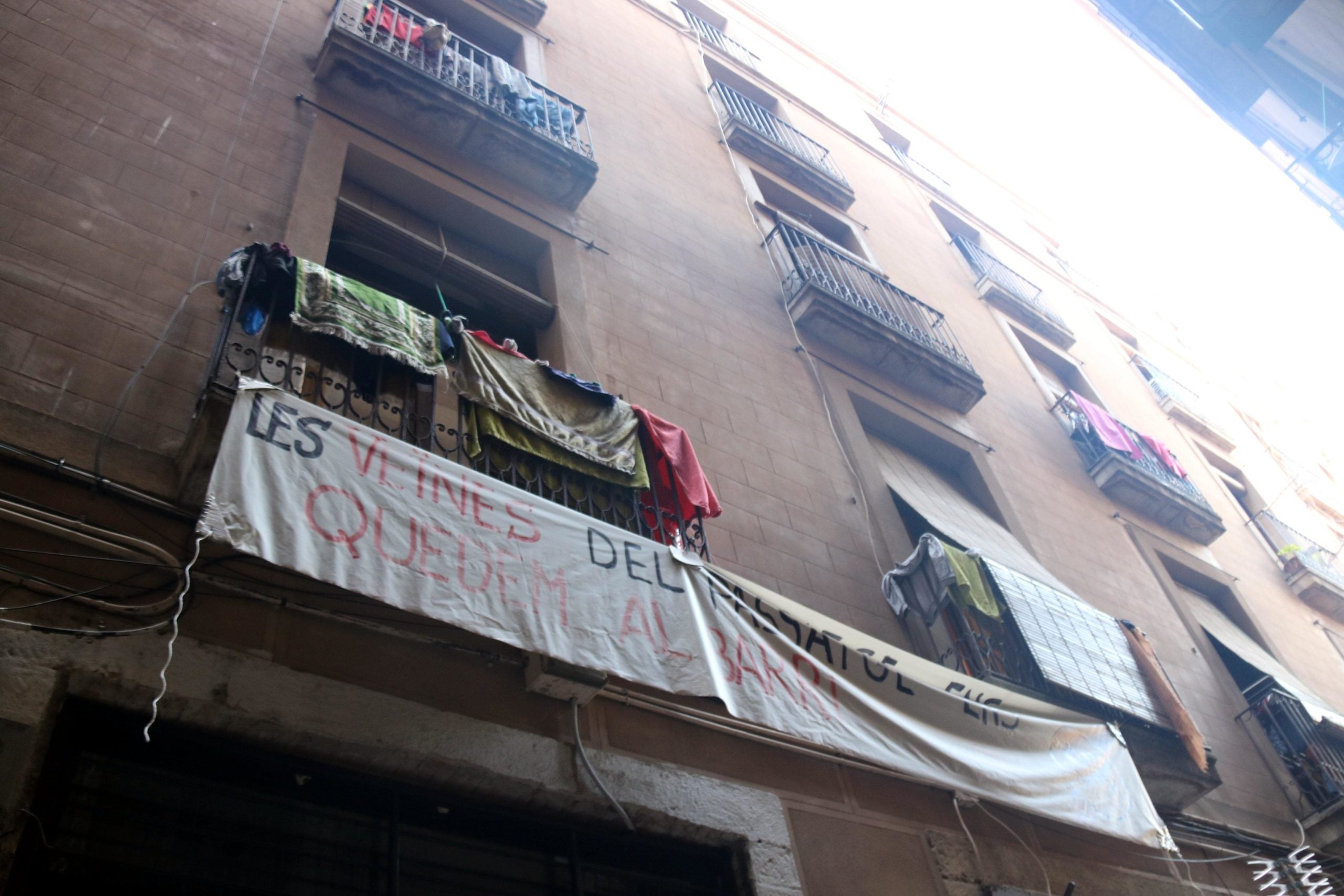 Façana del número 99 del carrer Hospital, on els veïns s'han organitzat contra un desnonament amb data oberta / ACN - Miquel Codolar