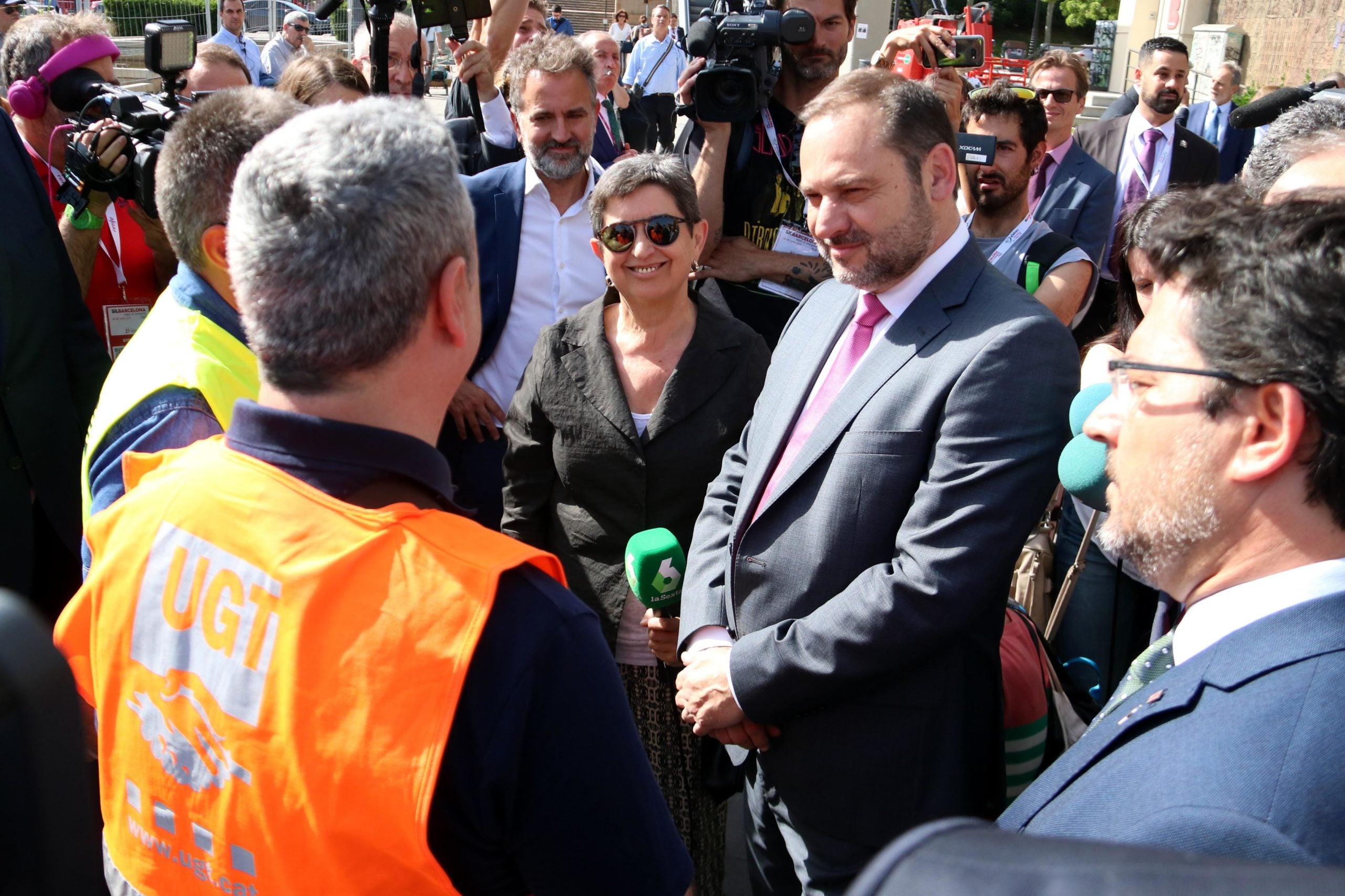 El ministre de Foment, José Luís Ábalos, escoltant els representants sindicals. Imatge del 26 de juny del 2019 / ACN