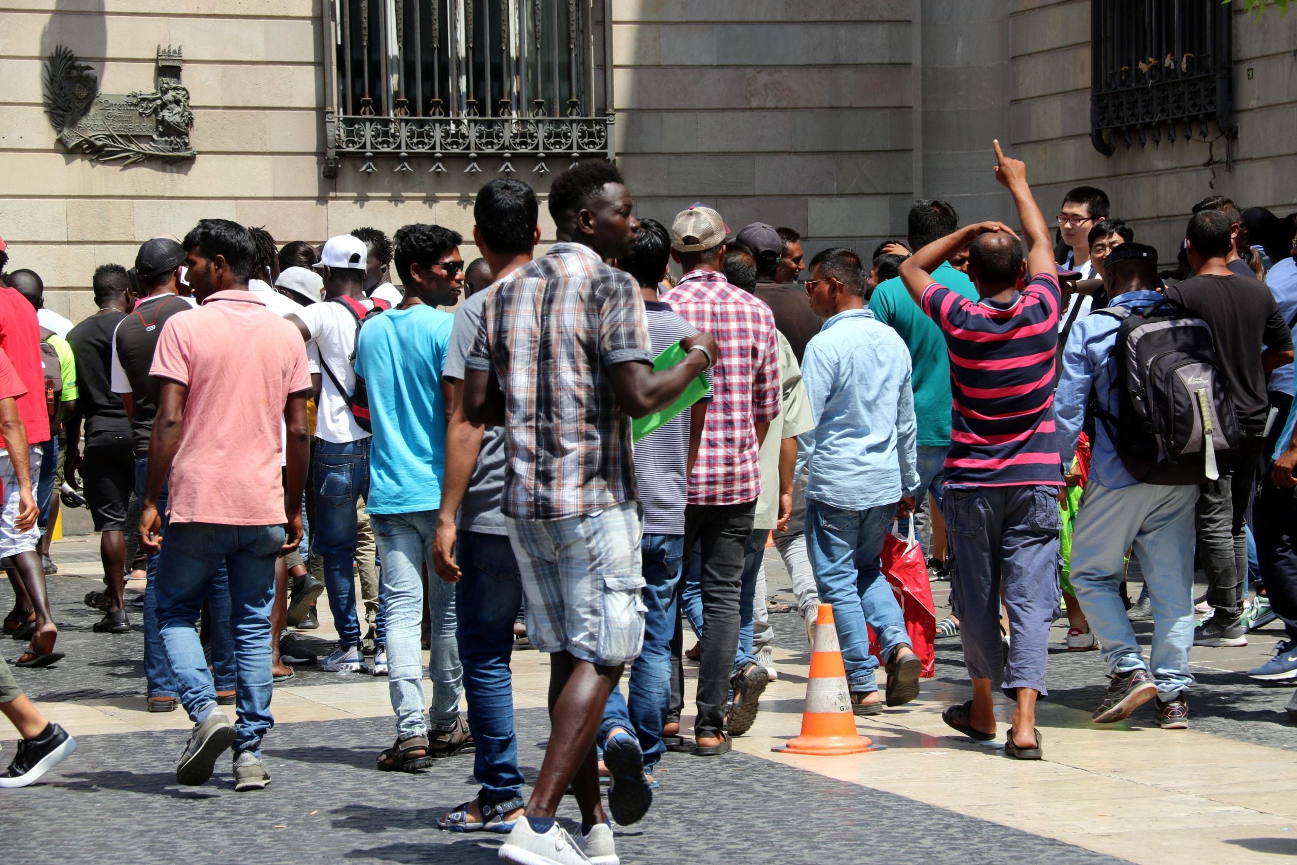 Manters marxant de la plaça de Sant Jaume després de l'arribada d'una furgoneta dels Mossos / ACN - Nazaret Romero Manters marxant de la plaça de Sant Jaume després de l'arribada d'una furgoneta dels Mossos / ACN - Nazaret Romero