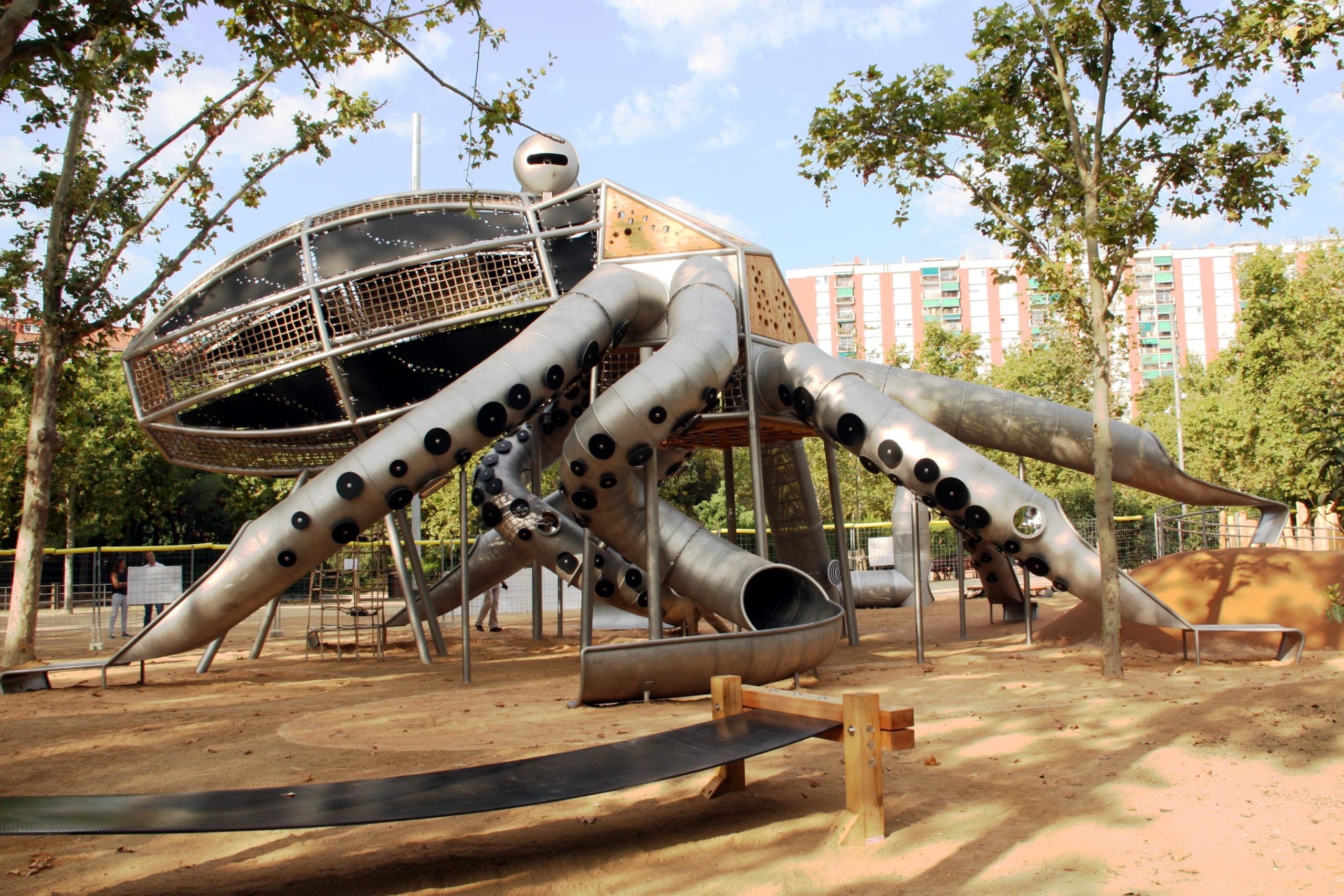 El pop gegant del parc de la Pegaso, la nova zona de joc infantil / ACN