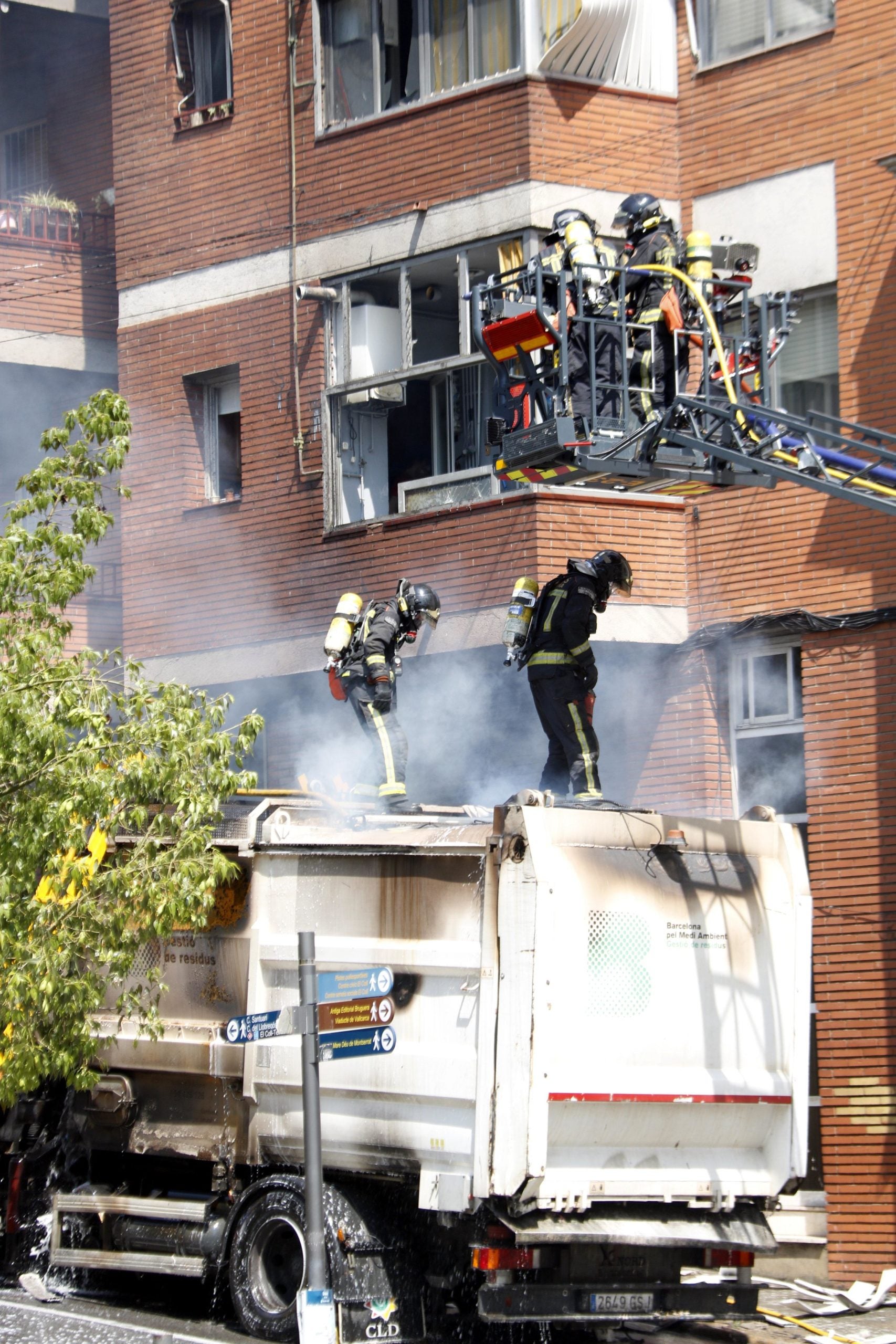 Bombers apagant l'incendi d'un camió d'escombraries a la Teixonera / ACN - Laura Fíguls