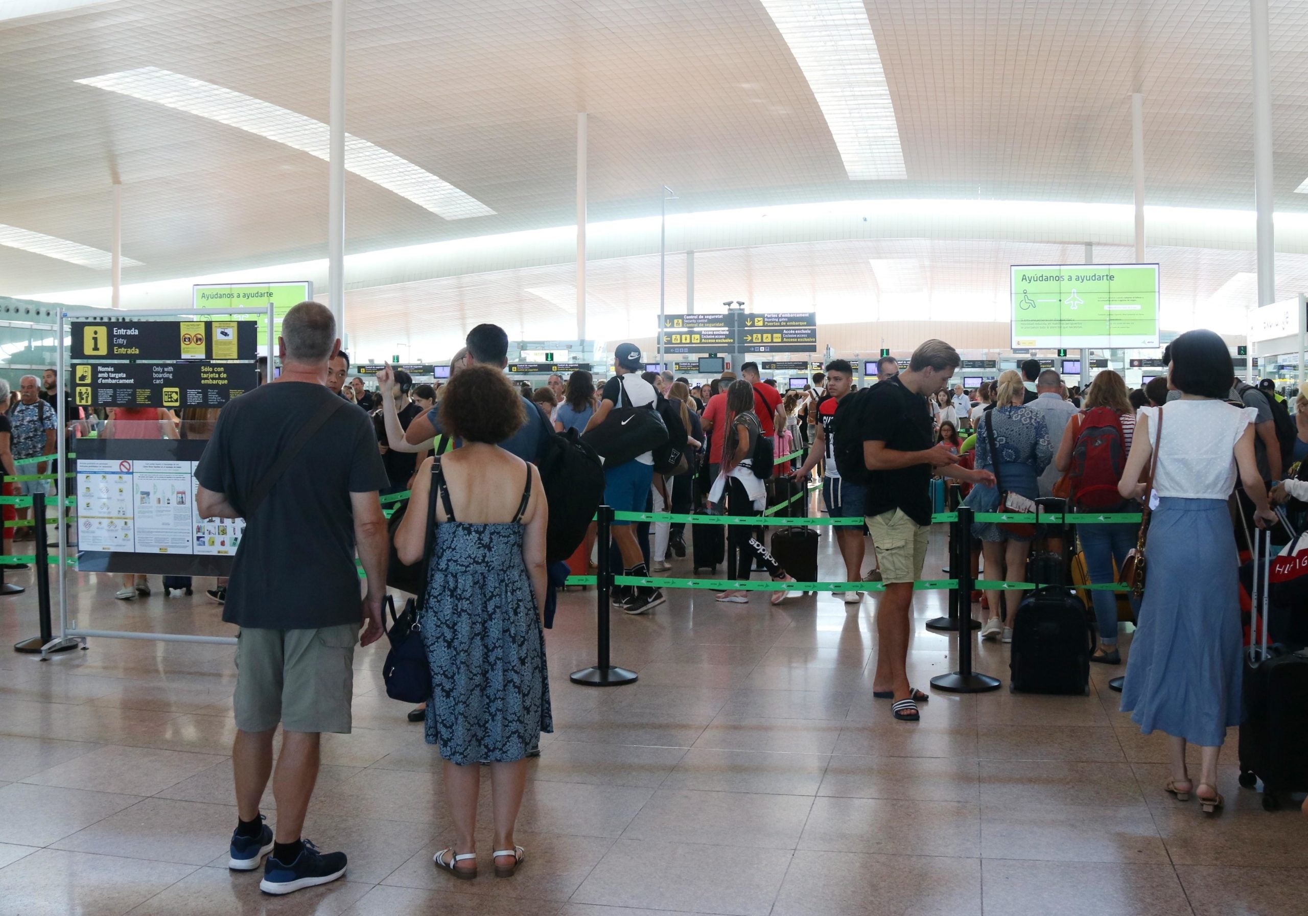 Les cues als controls de seguretat de la T2, el primer dia de vaga dels vigilants de seguretat de Trablisa / ACN