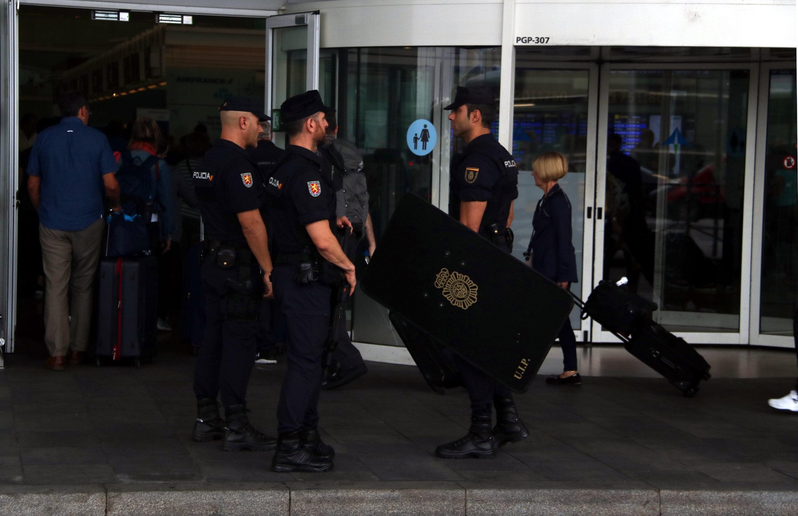 Agents de la Policia Nacional a l'aeroport del Prat, en una imatge d'arxiu | ACN