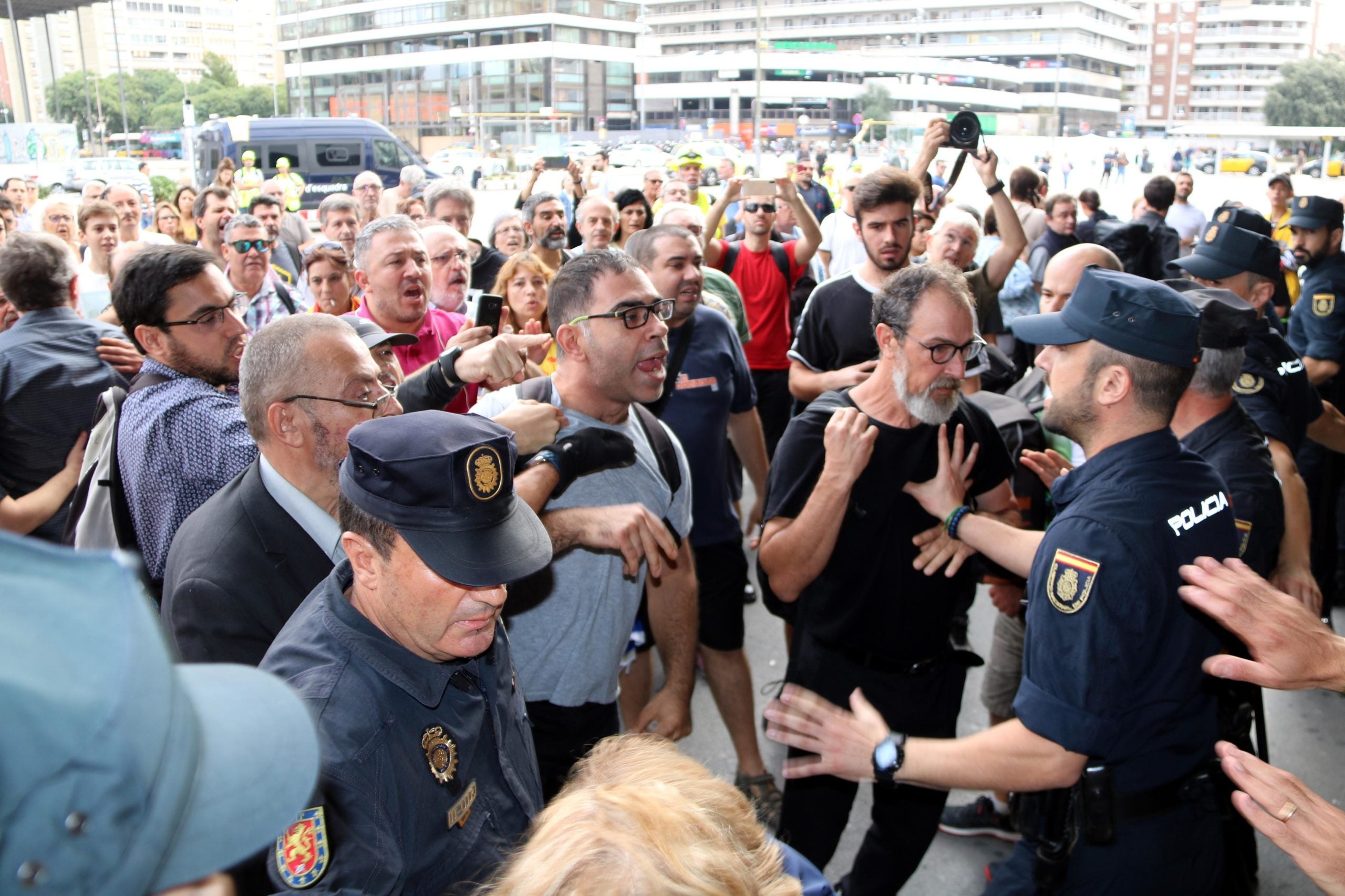 Manifestants aplegats a l'exterior de l'estació de Sants / ACN Manifestants aplegats a l'exterior de l'estació de Sants / ACN