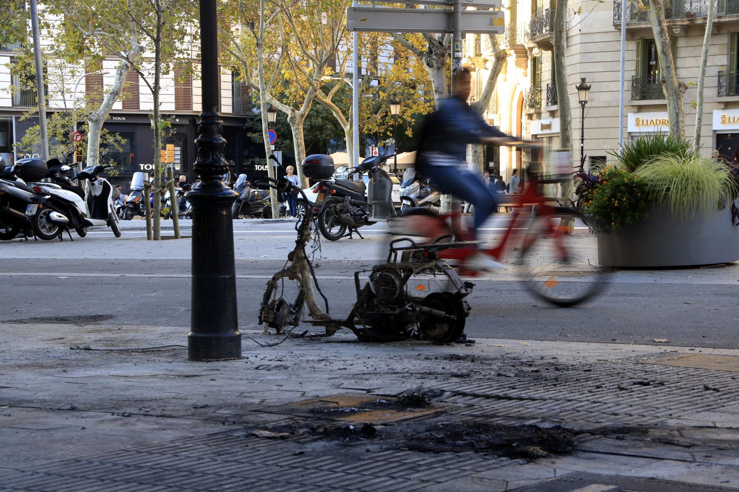 Una moto calcinada al passeig de Gràcia | ACN