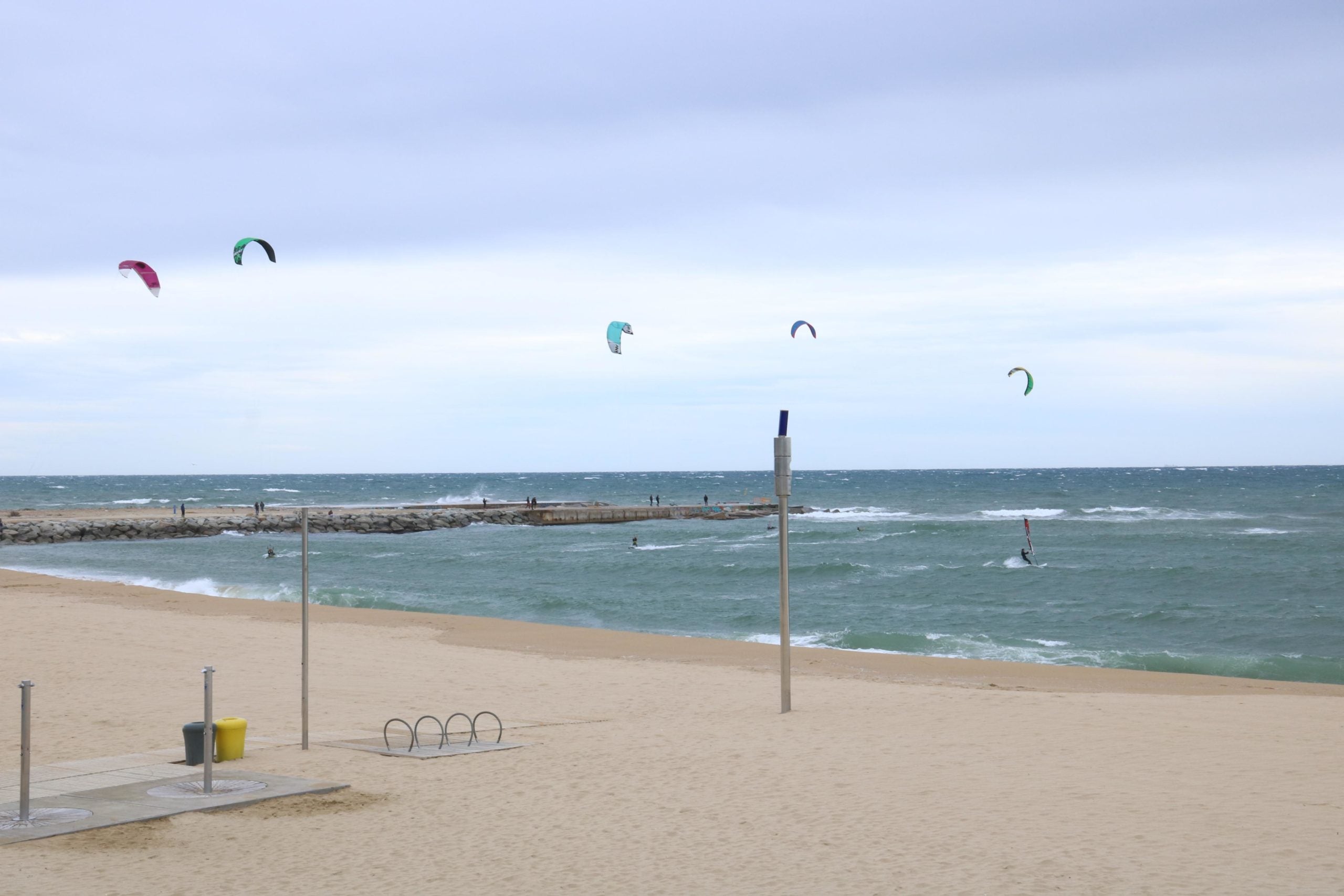 Kitesurf a les platges de Barcelona malgrat les advertències de mala mar / ACN - Bernat Vilaró Kitesurf a les platges de Barcelona malgrat les advertències de mala mar / ACN - Bernat Vilaró