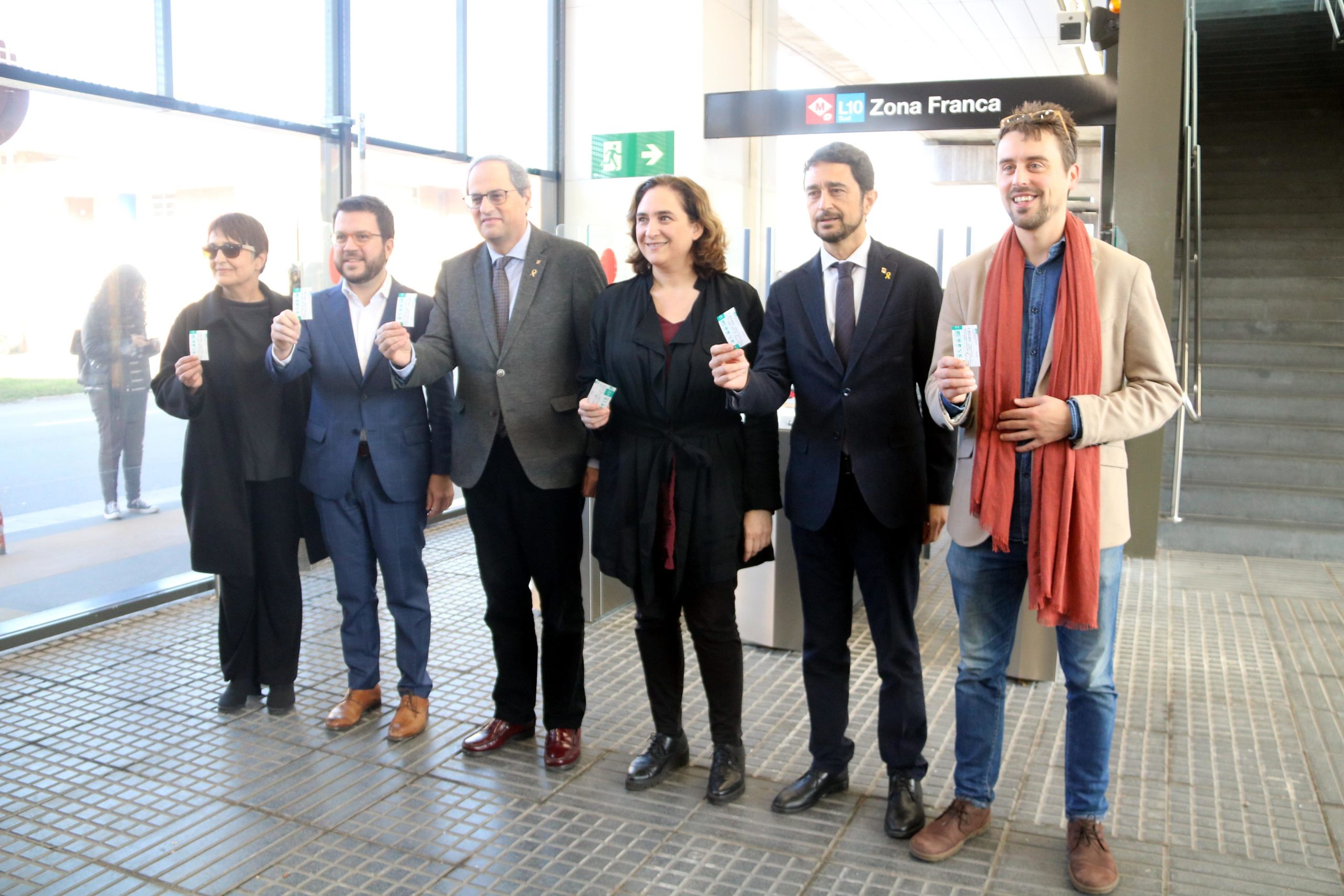 Les autoritats mostrant els títol de transport validats a la nova estació de la Zona Franca de l'L10 / ACN - Àlex Recolons