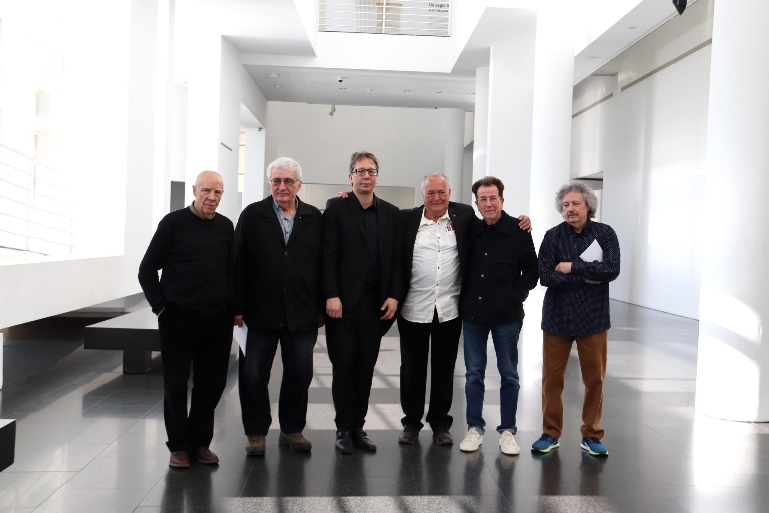 Rafael Tous con algunos de los artistas que forman parte de la colección dada al Macba y con el director del museo, Ferran Barenblit / ACN - Mar Vila
