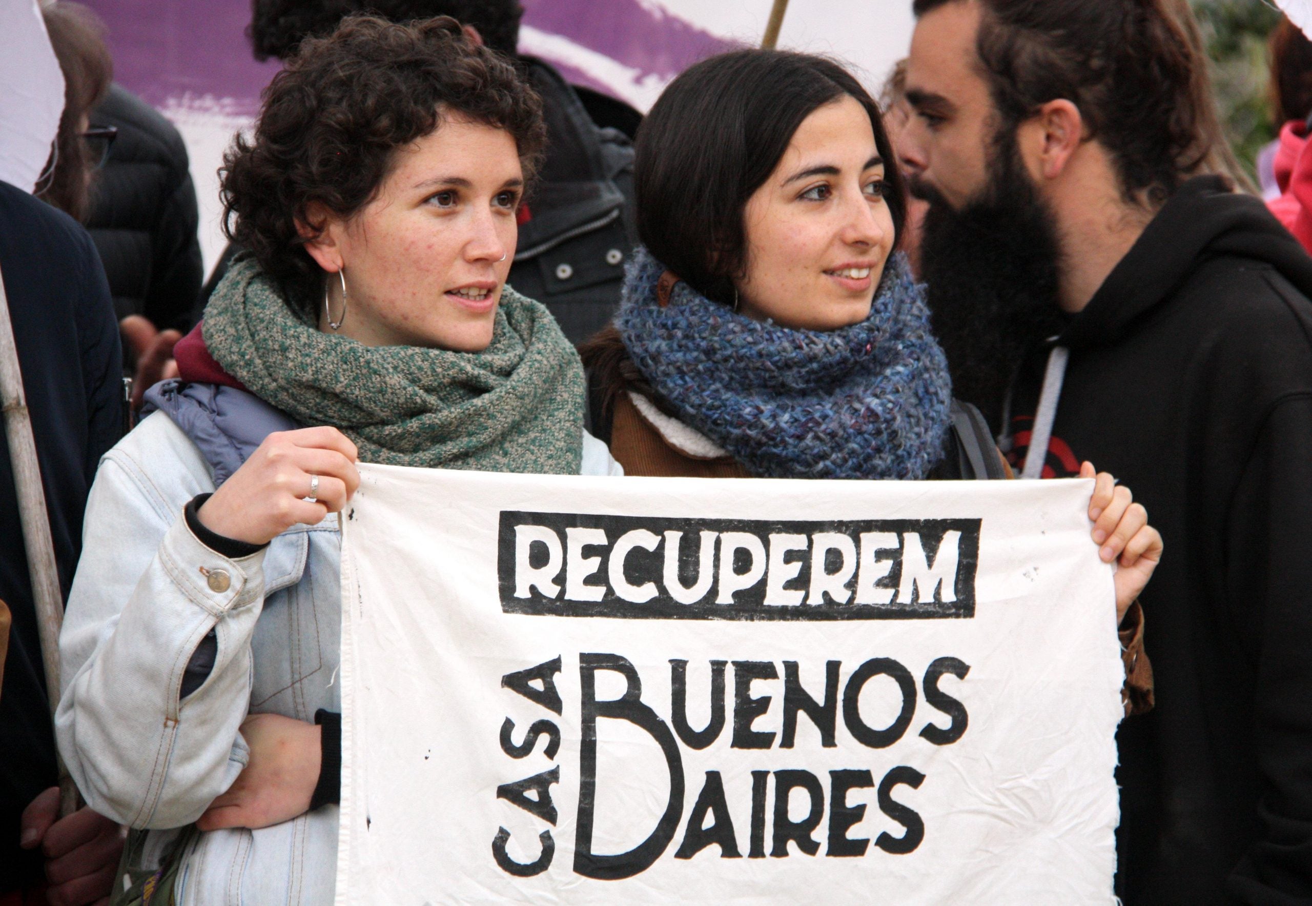 Dues de les manifestants en contra de l'enderrocament de la Casa Bueno