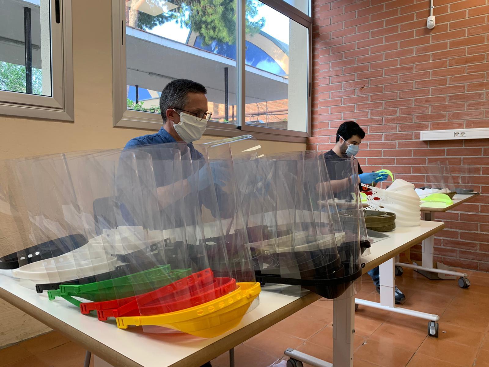 Diverses persones munten dispositius de protecci&oacute; individual a l&rsquo;ESDA Llotja / Ajuntament de Barcelona