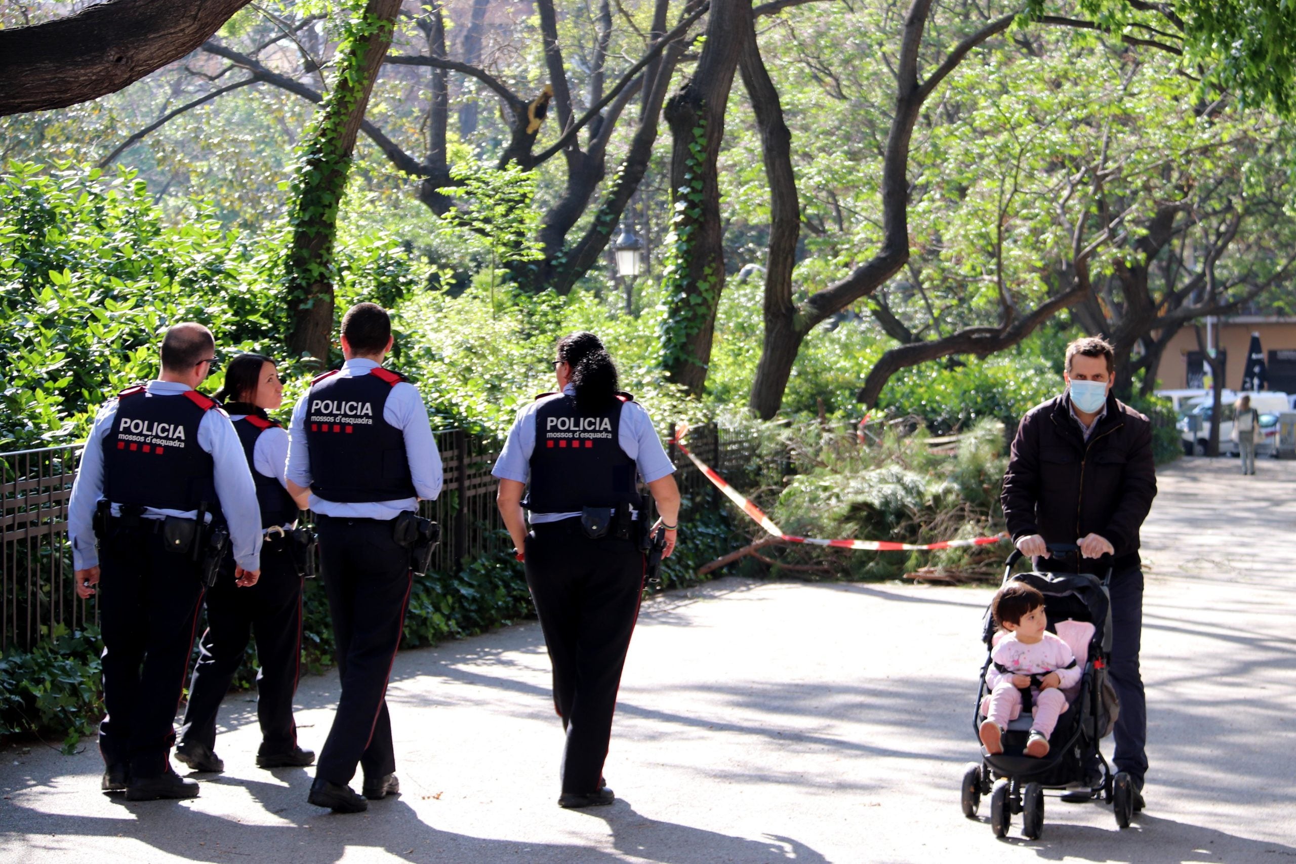 Dos binomis de Mossos d'Esquadra patrullen al parc de la Sagrada Família / ACN (Mar Vila)