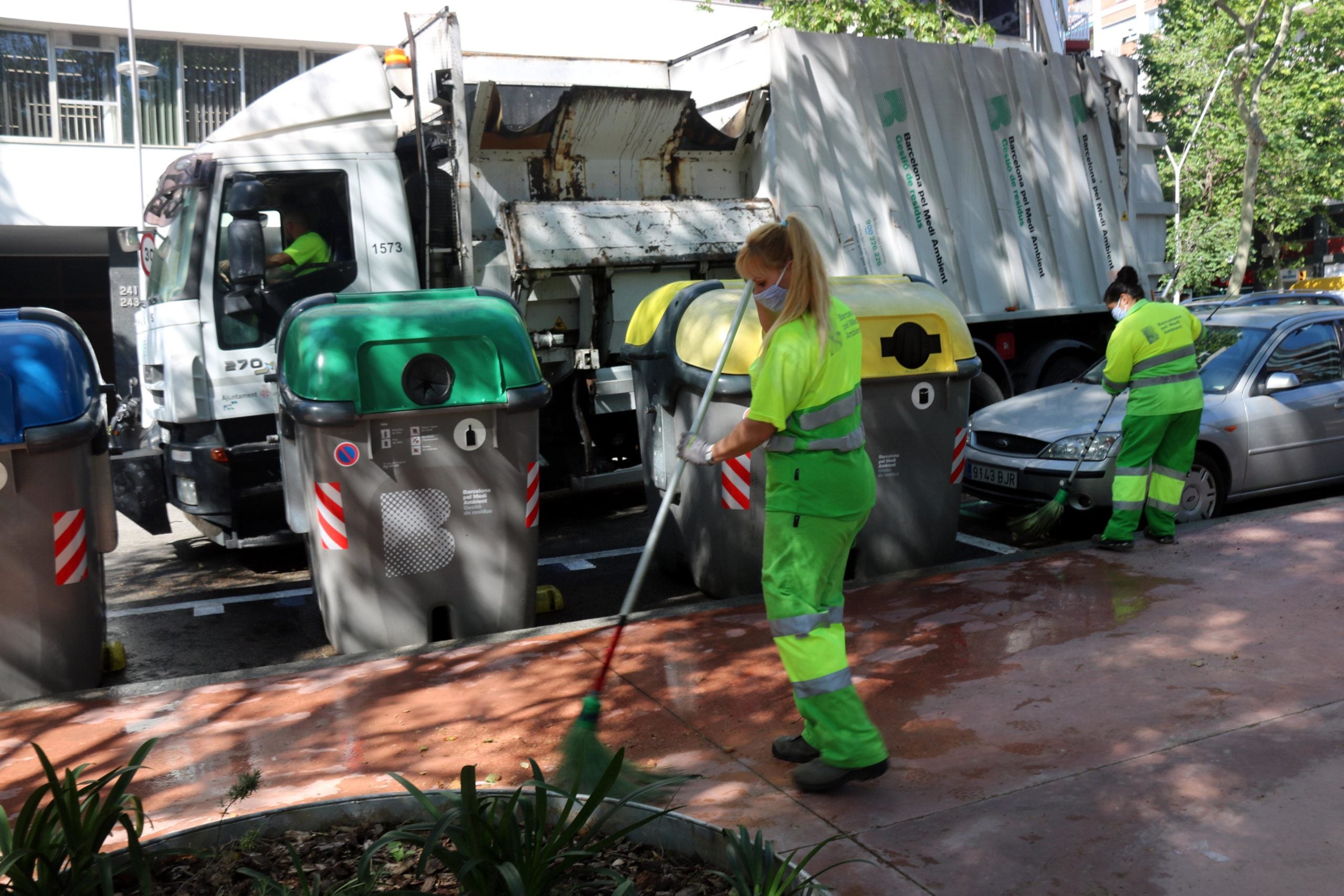 Dues operàries del serveis de neteja treballant als Jardins de Montserrat de Barcelona el dia que augmenta el nombre d'efectius del servei, reduït durant l'estat d’alarma / ACN