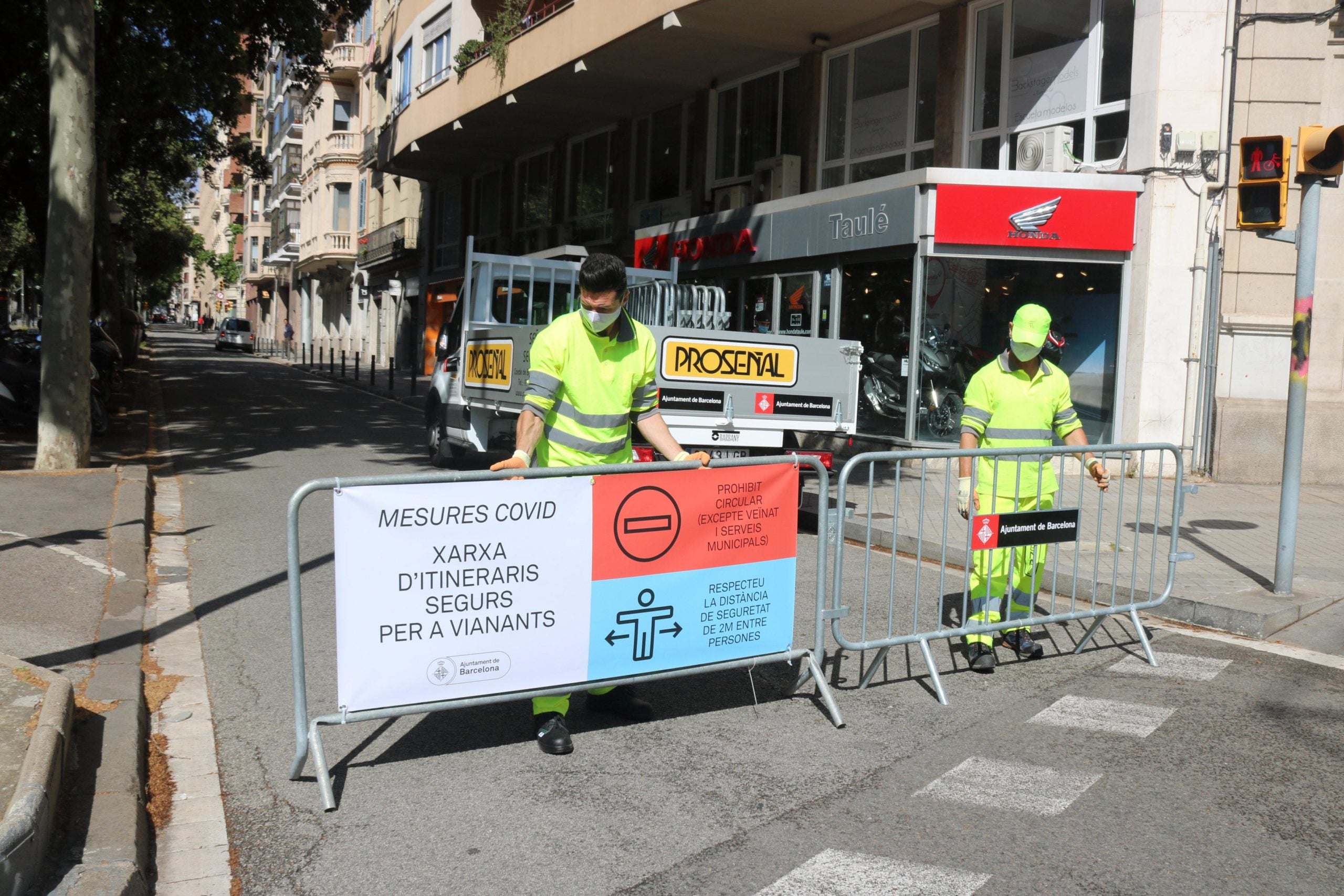 Col·locació de tanques pel tall del trànsit al lateral de l'avinguda Diagonal amb passeig de Sant Joan de Barcelona, aquest dimecres / ACN