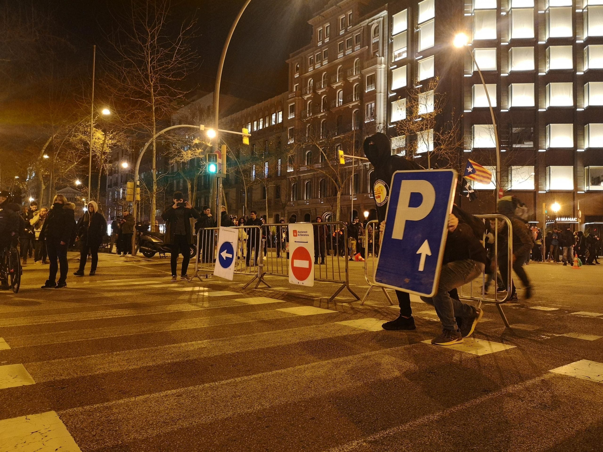 Els manifestants tallen Gran Via amb Pau Claris en la protesta per la inhabilitació de Torra / D.C.