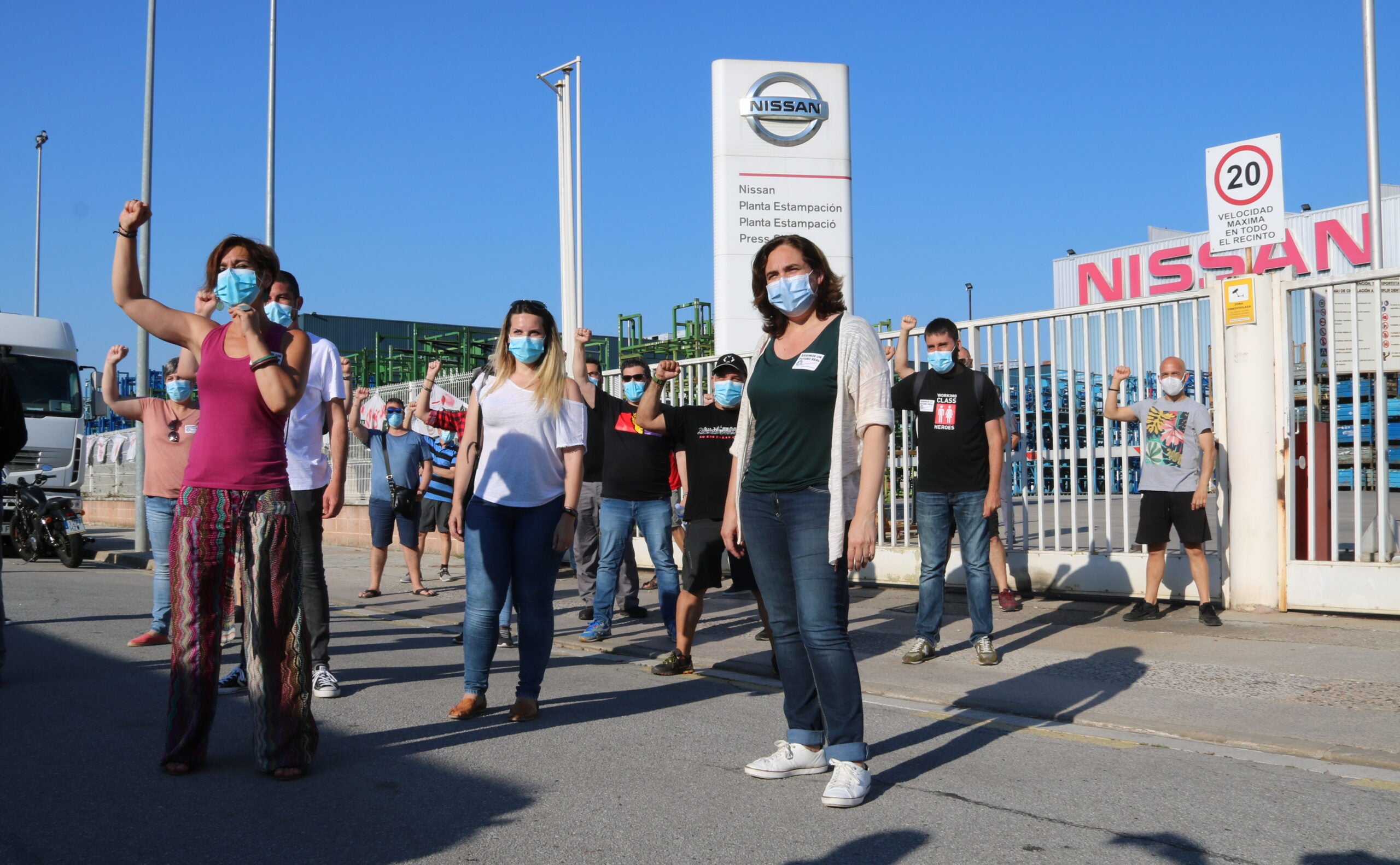 Ada Colau i Laura Campos, alcaldessa de Montcada i Reixac, amb membres del comitè d'empresa a les portes de la planta de Nissan a Montcada / ACN