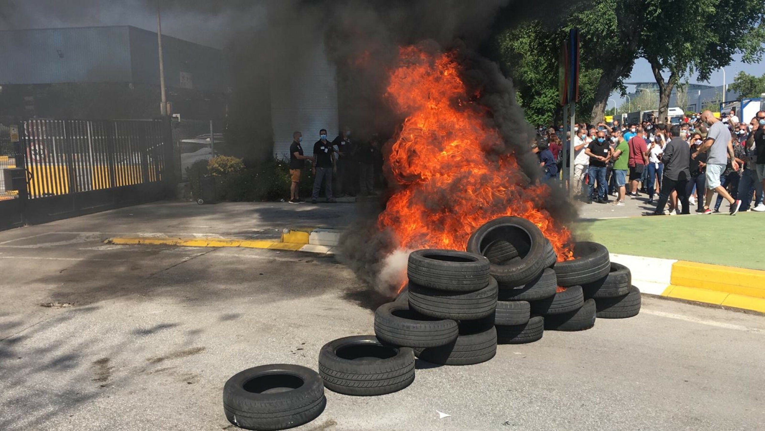 Els pneumàtics en flames que han encès els treballadors de Nissan durant les protestes pel tancament de les plantes a Catalunya / ACN