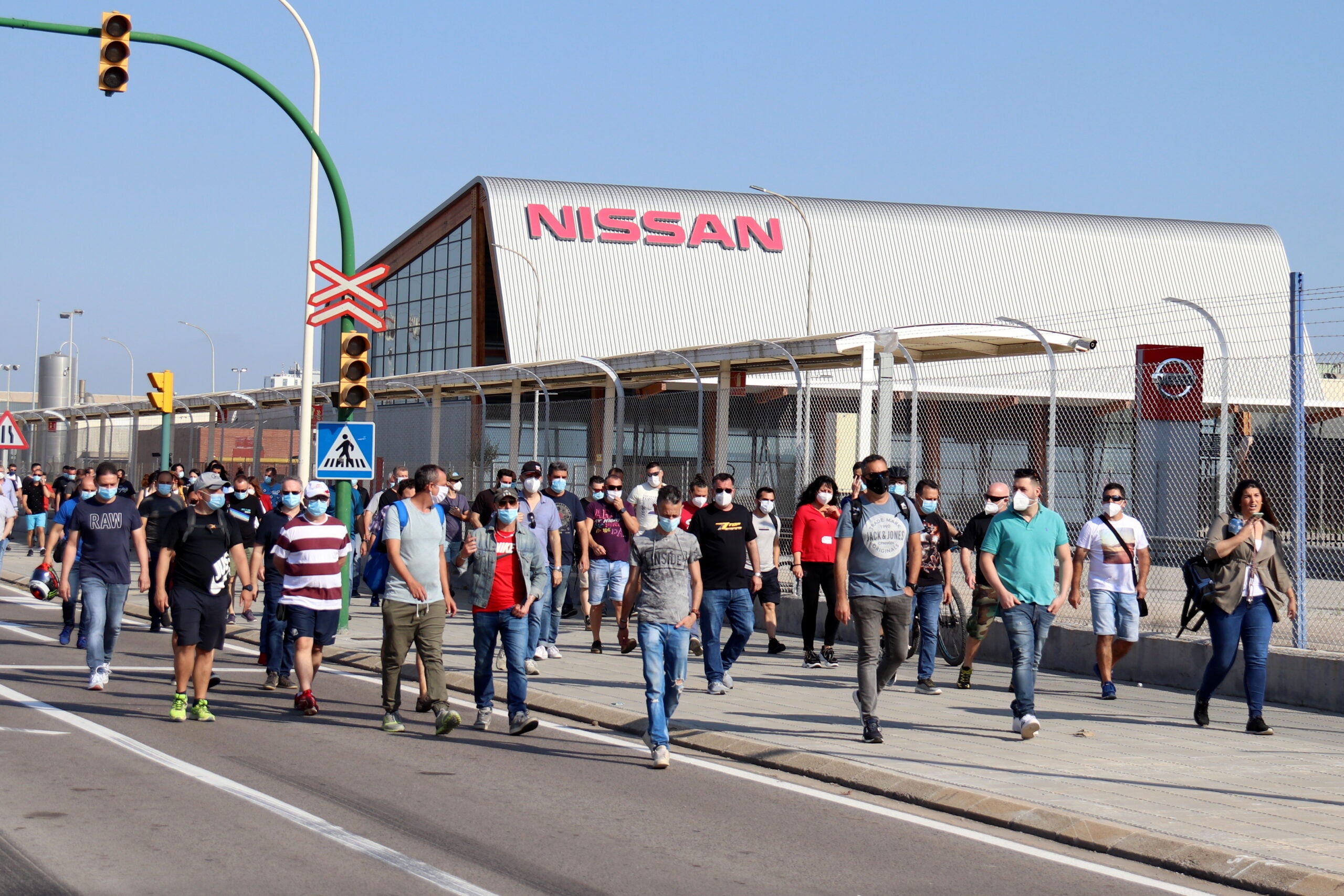 Teballadors de Nissan caminant als voltants de la fàbrica de la Zona Franca en un acte de protesta / ACN