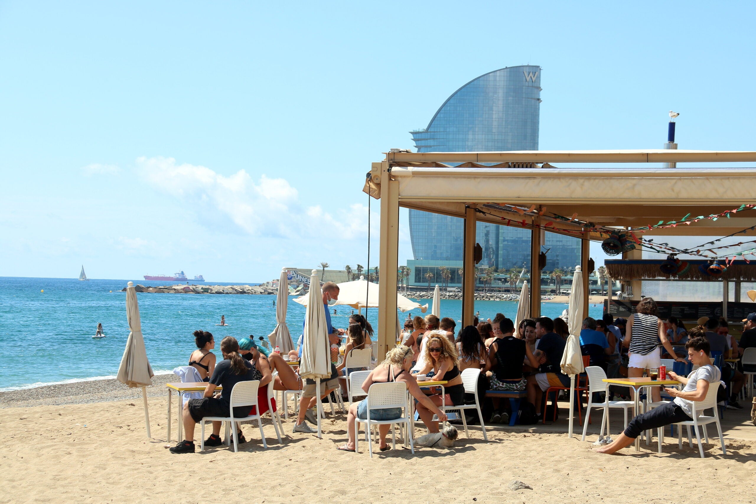 Un xiringuito a peu de platja a la Barceloneta / ACN