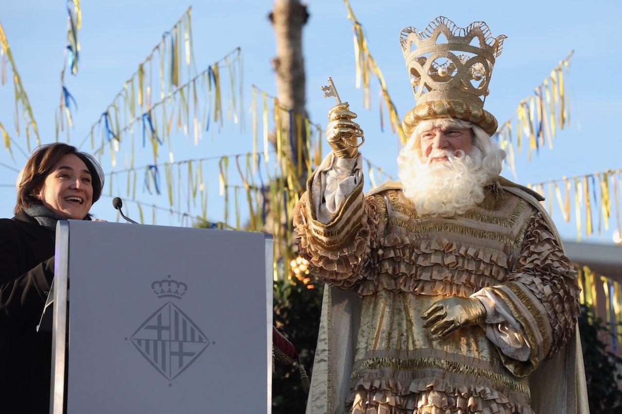 El Rei Melcior mostra la clau màgica que li ha entregat l'alcaldessa per poder entrar a totes les llars a deixar regals / Jordi Play El Rei Melcior mostra la clau màgica que li ha entregat l'alcaldessa per poder entrar a totes les llars a deixar regals / Jordi Play