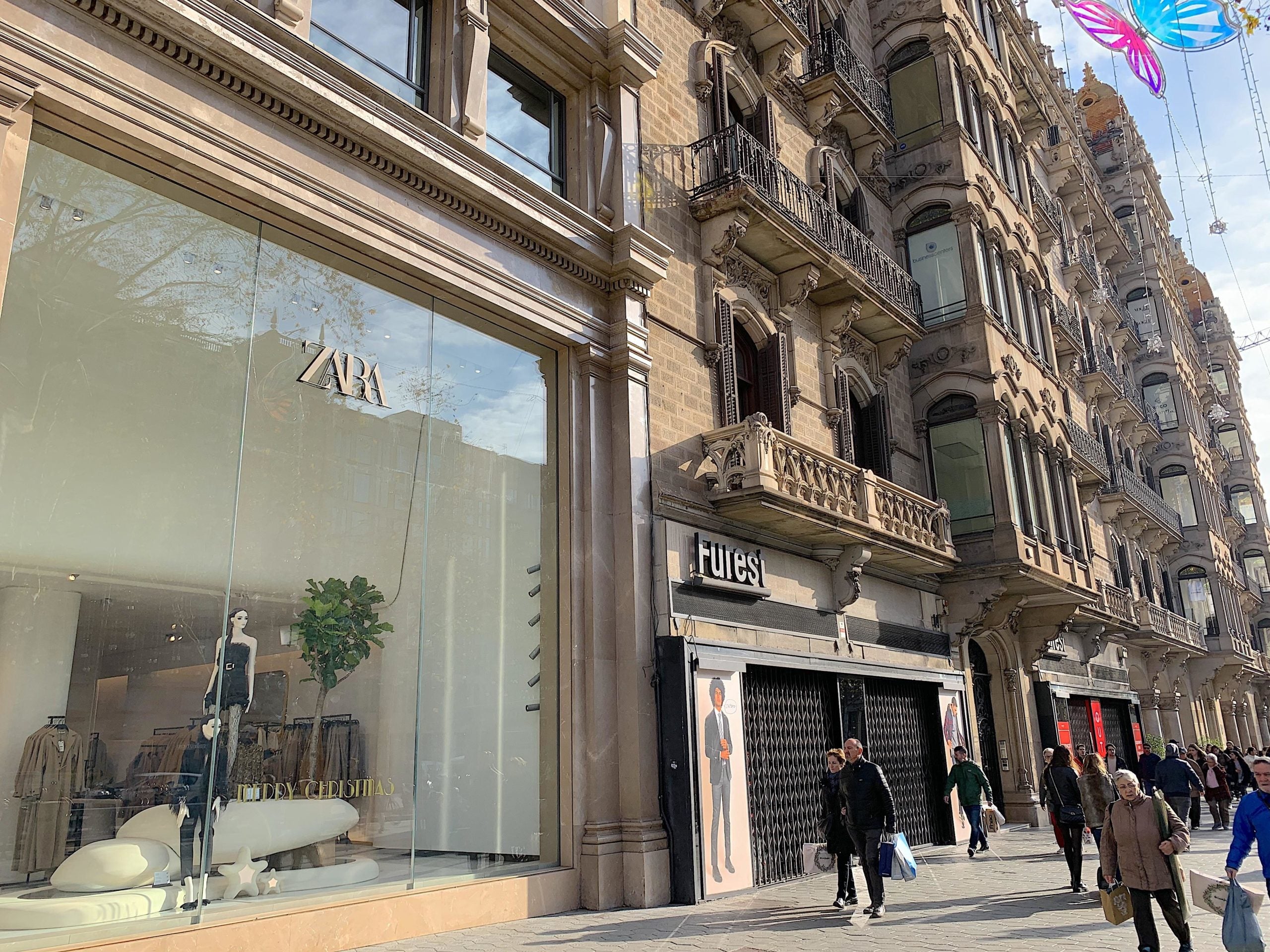 La Furest del passeig de Gràcia, tancada, el dos de gener, en plena campanya de Reis. Al cotat hi ha la flamant sucursal de Zara acabada d'estrenar després de mesos d'obres i que ara 'envairà' l'espai que deixa Furest / S.B. La Furest del passeig de Gràcia, tancada, el dos de gener, en plena campanya de Reis. Al cotat hi ha la flamant sucursal de Zara acabada d'estrenar després de mesos d'obres i que ara 'envairà' l'espai que deixa Furest / S.B.