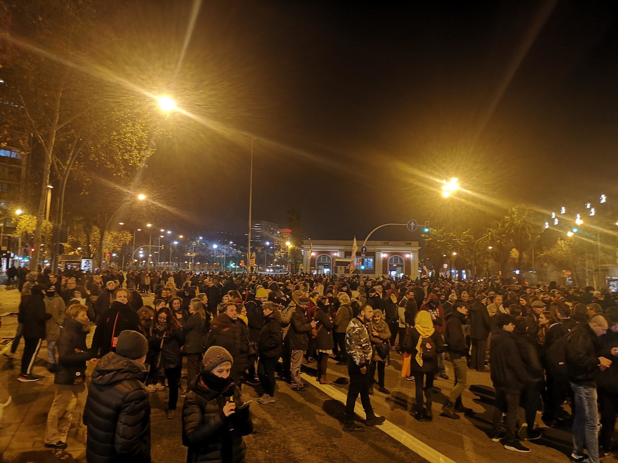 La gentada que s'ha manifestat al tall de la Meridiana el dia que estava anunciada una contraprotesta ultra / D.C.