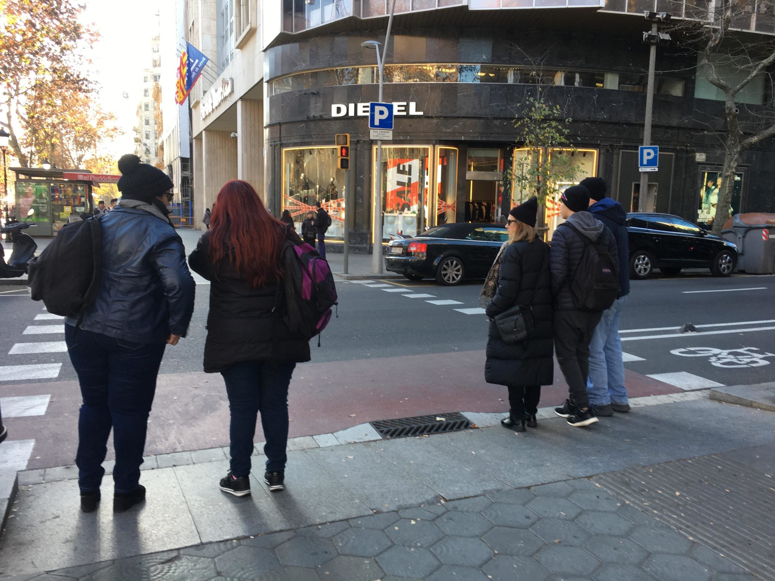 Vianants amb gorros pel fred pel centre de Barcelona / S.B.