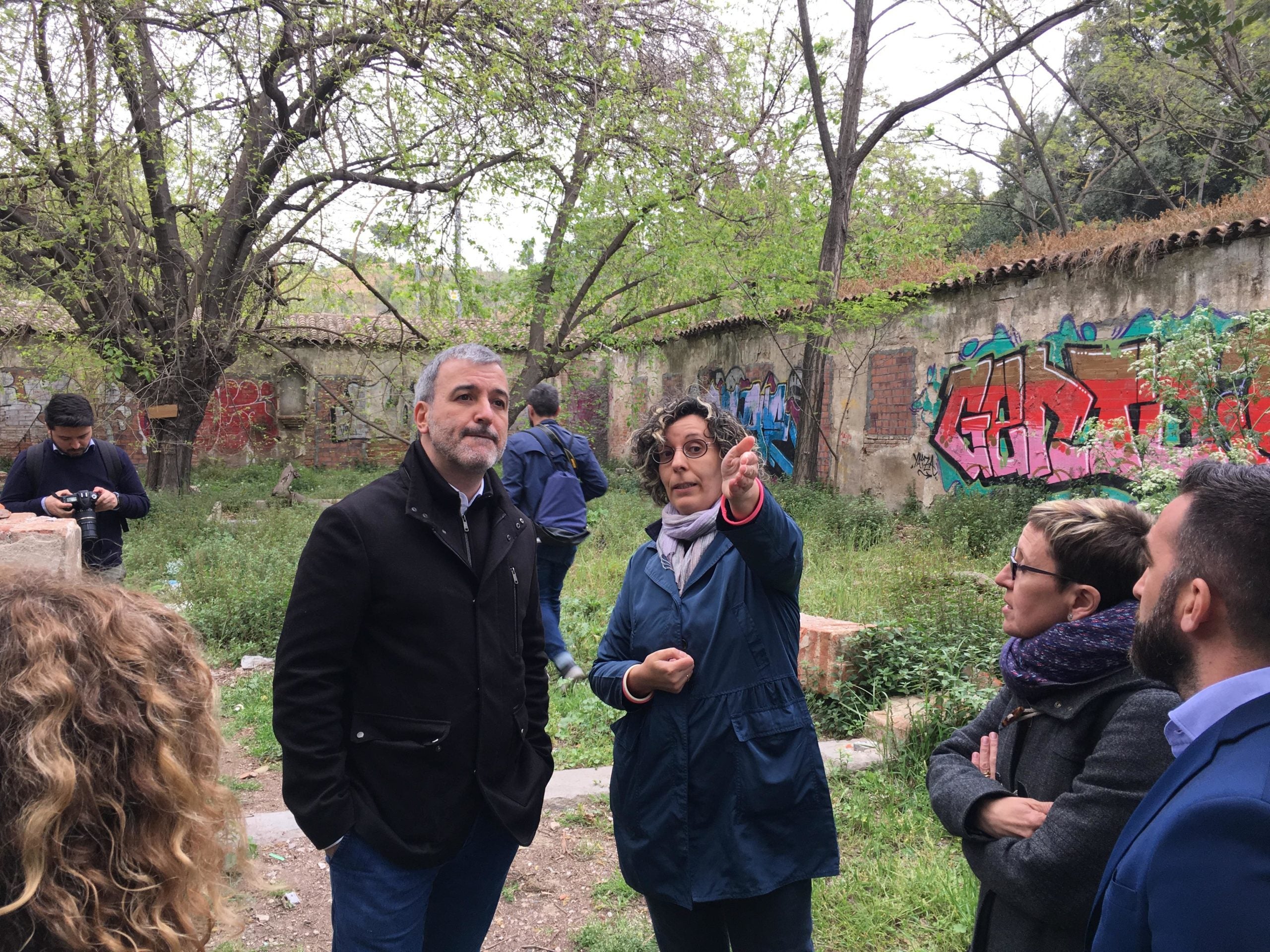 Jaume Collboni escolta les explicacions de Zaida Palet sobre l'antiga Granja del Ritz, al barri de Vallbona, a Nou Barris / S.B. Jaume Collboni escolta les explicacions de Zaida Palet sobre l'antiga Granja del Ritz, al barri de Vallbona, a Nou Barris / S.B.