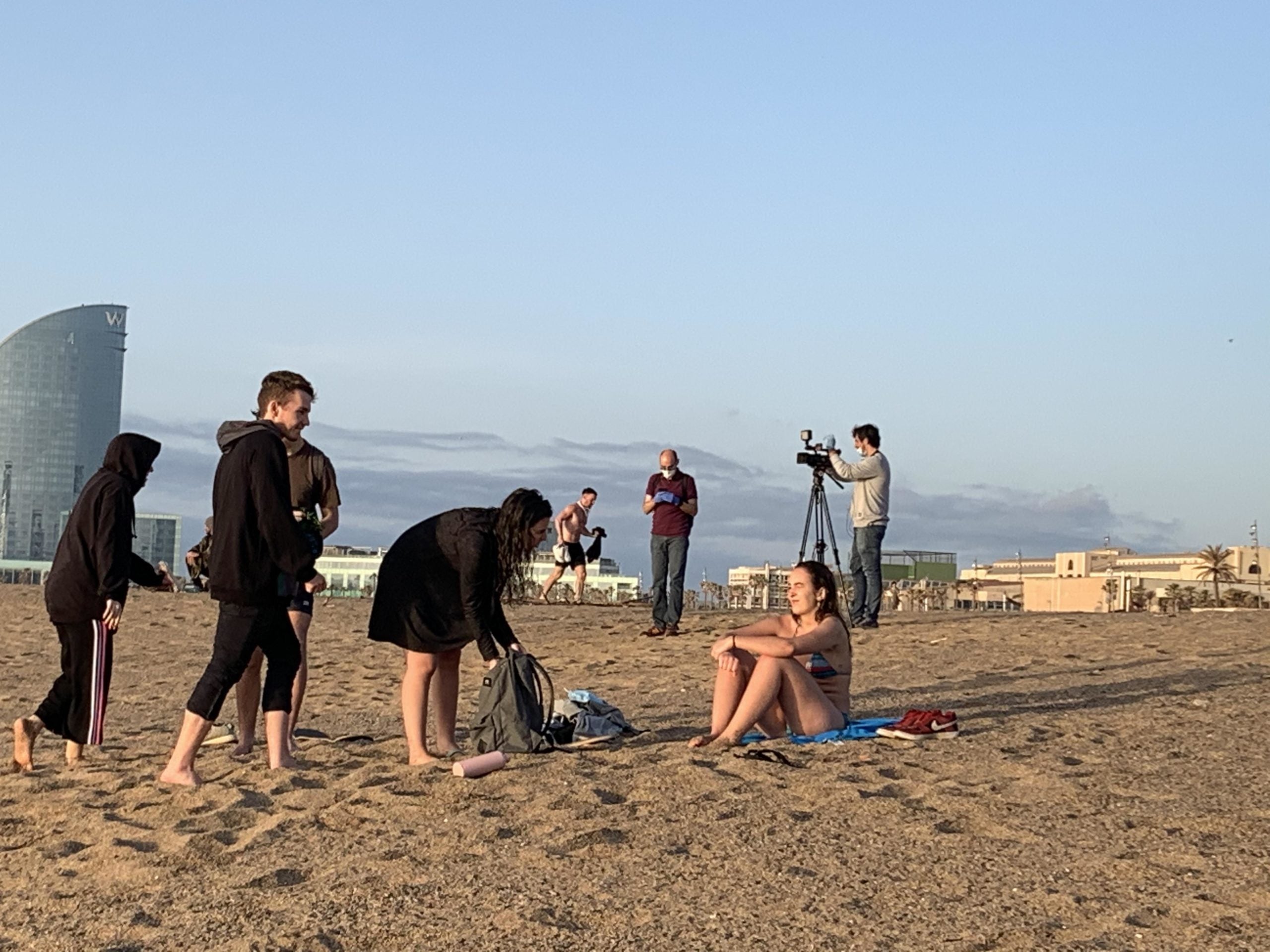 Un grup gaudint de la platja de Sant Miquel, a la Barceloneta, el primer matí d'obertura. La Guàrdia Urbana els ha fet aixecar al cap d'una estona, perquè no hi feien esport / S.B.