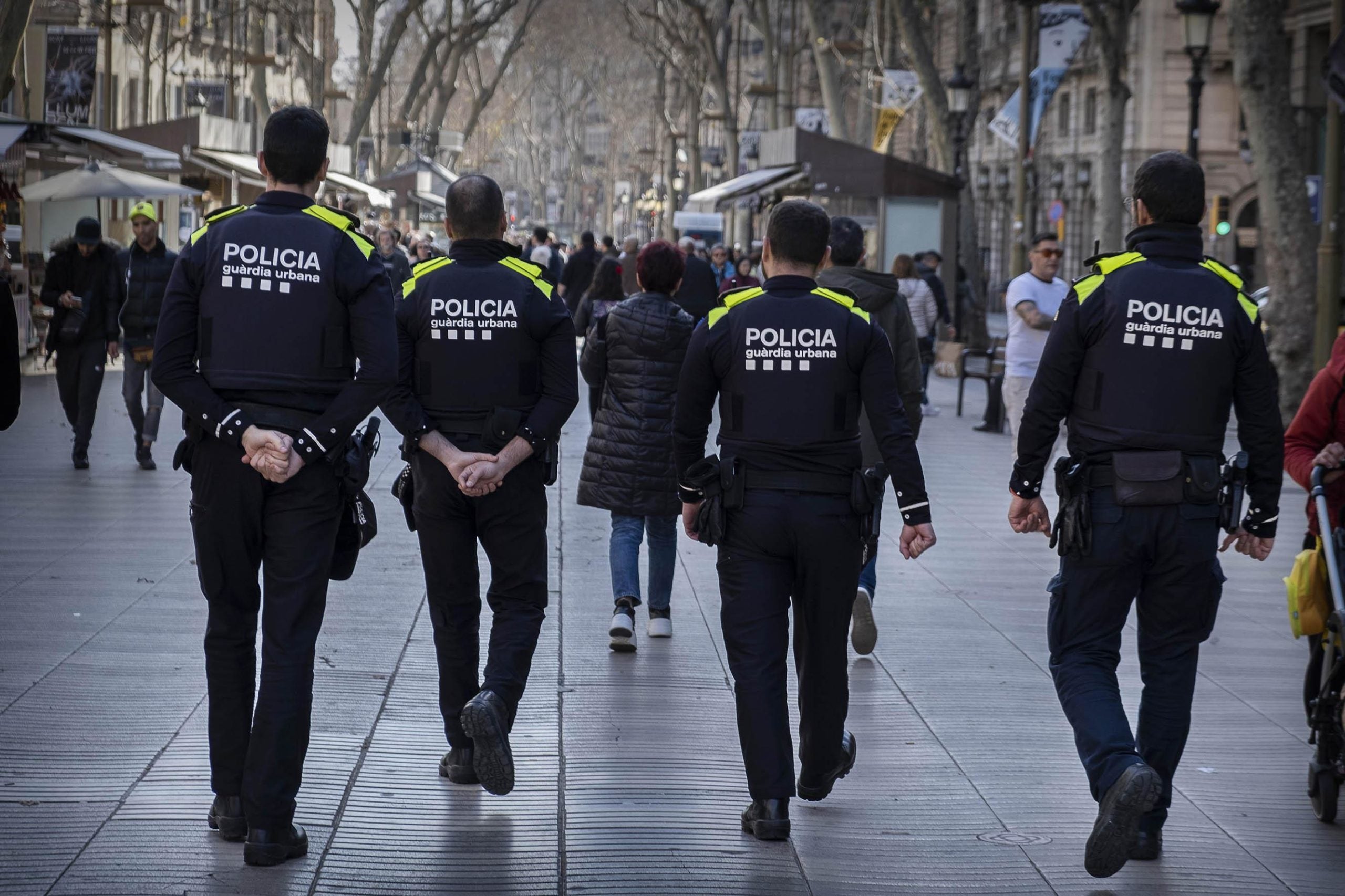 Agents de la Guàrdia Urbana patrullant per la Rambla, en una imatge d