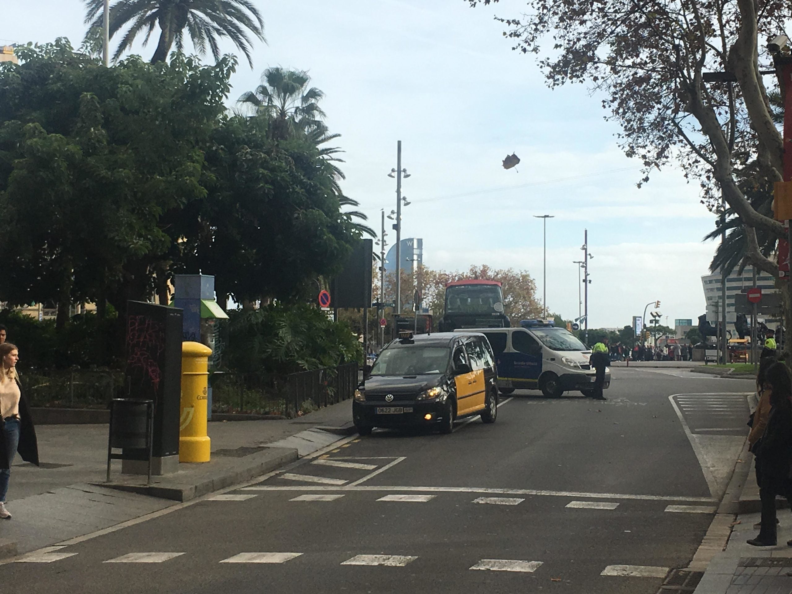 Una furgoneta de la Guàrdia Urbana controla l'accés a la Rambla aquest dia de Sant Esteve per l'alerta terrorista / S.B. Una furgoneta de la Guàrdia Urbana controla l'accés a la Rambla aquest dia de Sant Esteve per l'alerta terrorista / S.B.