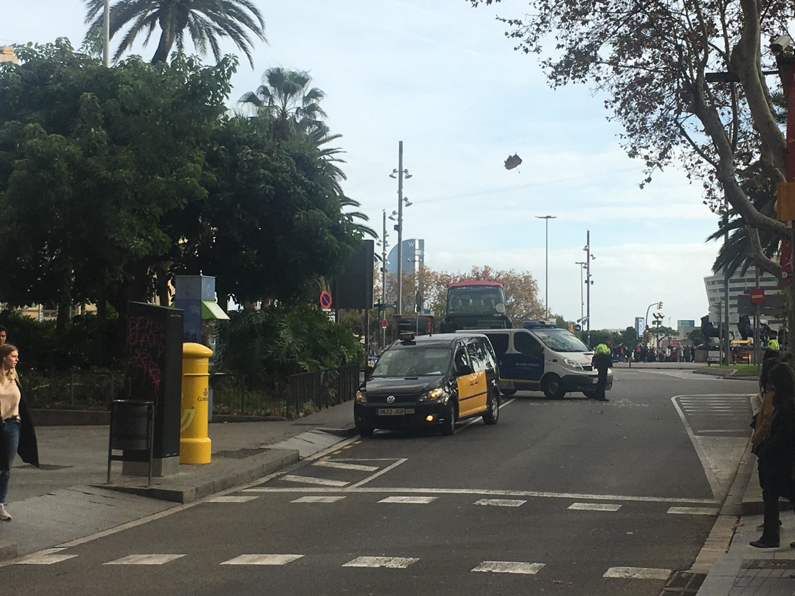 Una furgoneta de la Guàrdia Urbana controla l'accés a la Rambla aquest dia de Sant Esteve per l'alerta terrorista / S.B.