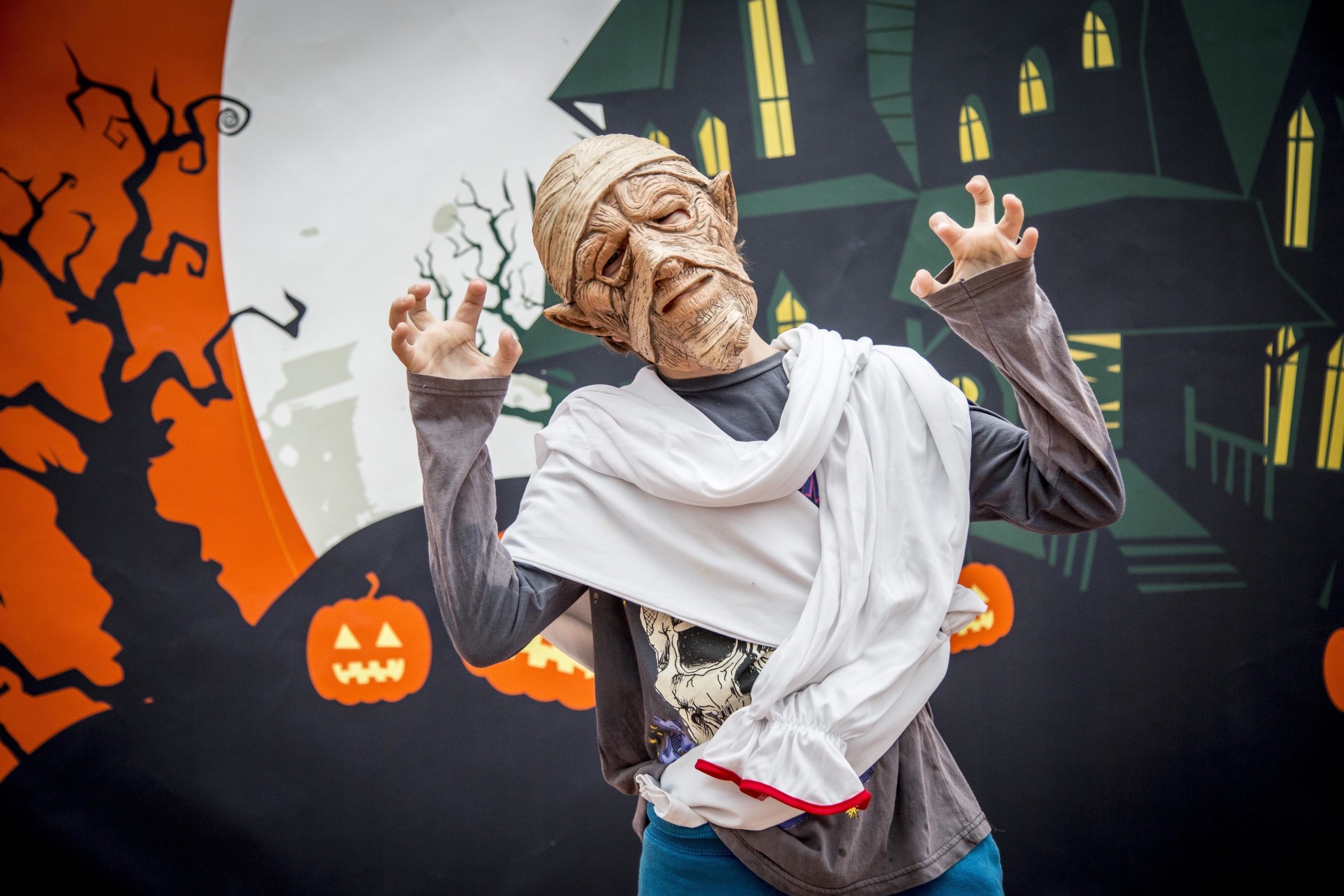 El concurs de disfresses &eacute;s un dels al&middot;licients del Halloween al Poble Espanyol