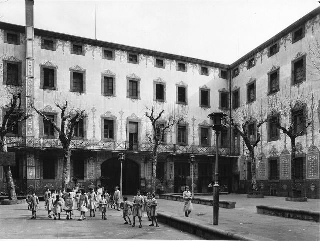 Pati interior de la Casa de la Caritat i actual porta d'accés al CCCB / Autor desconegut - AHDB